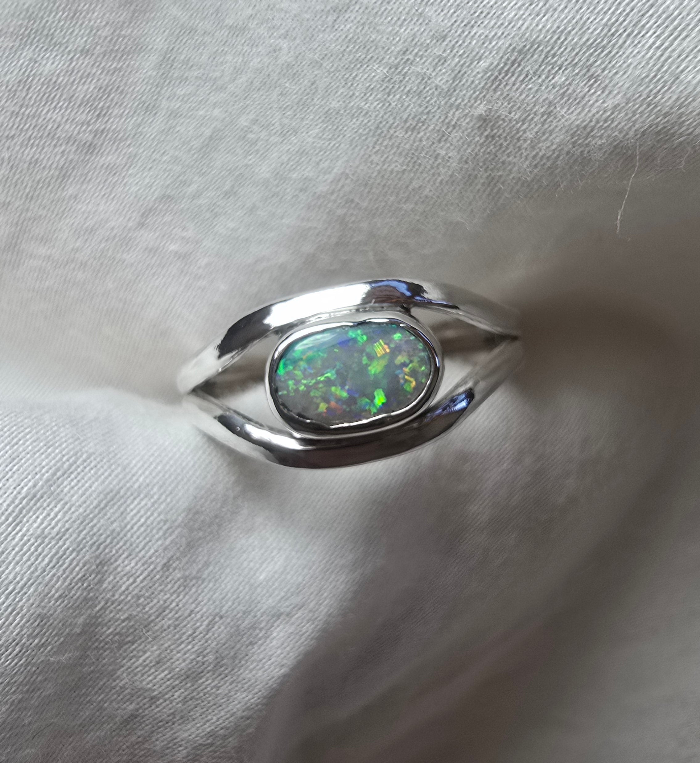 J005 - Opal elegance ring