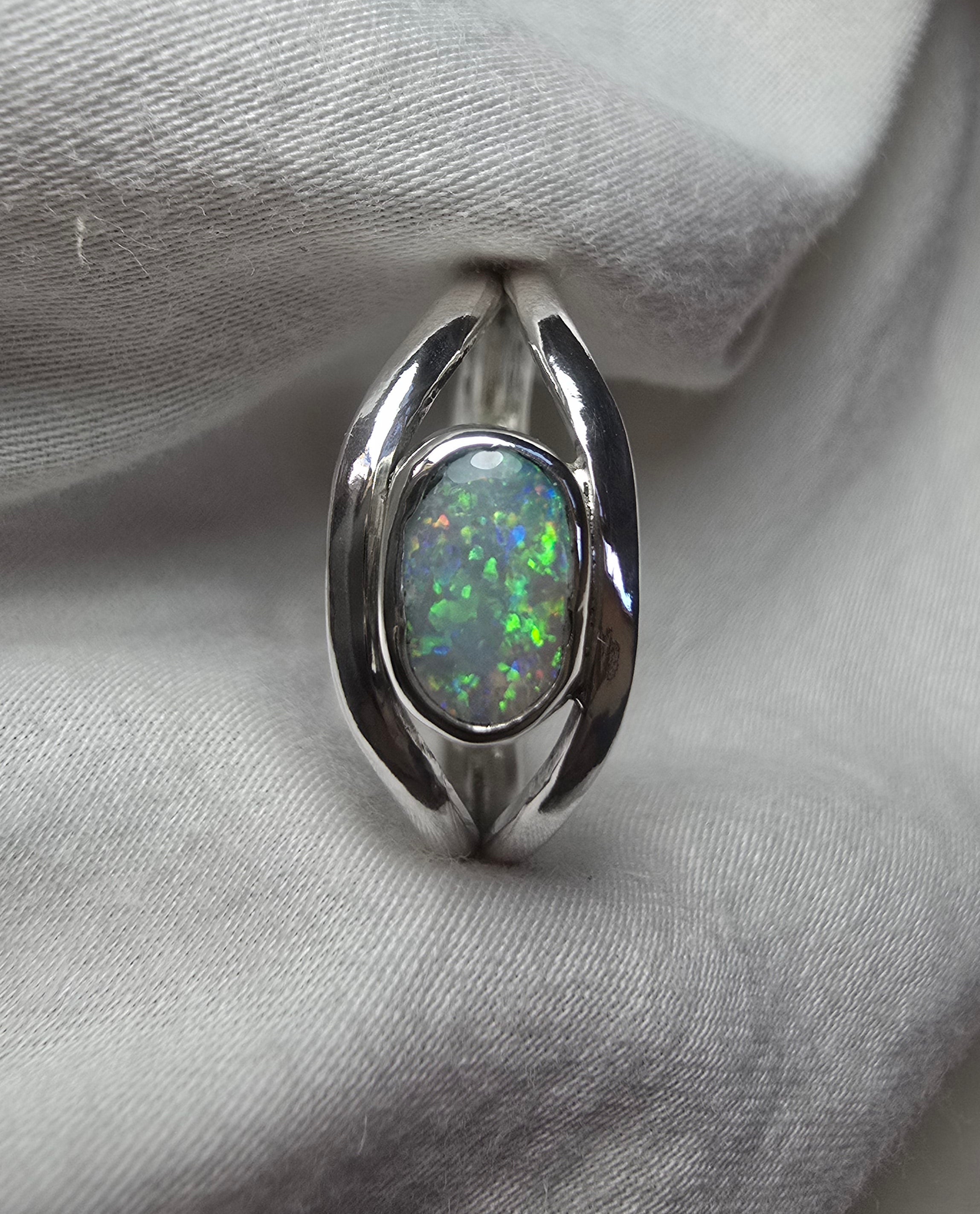 J005 - Opal elegance ring