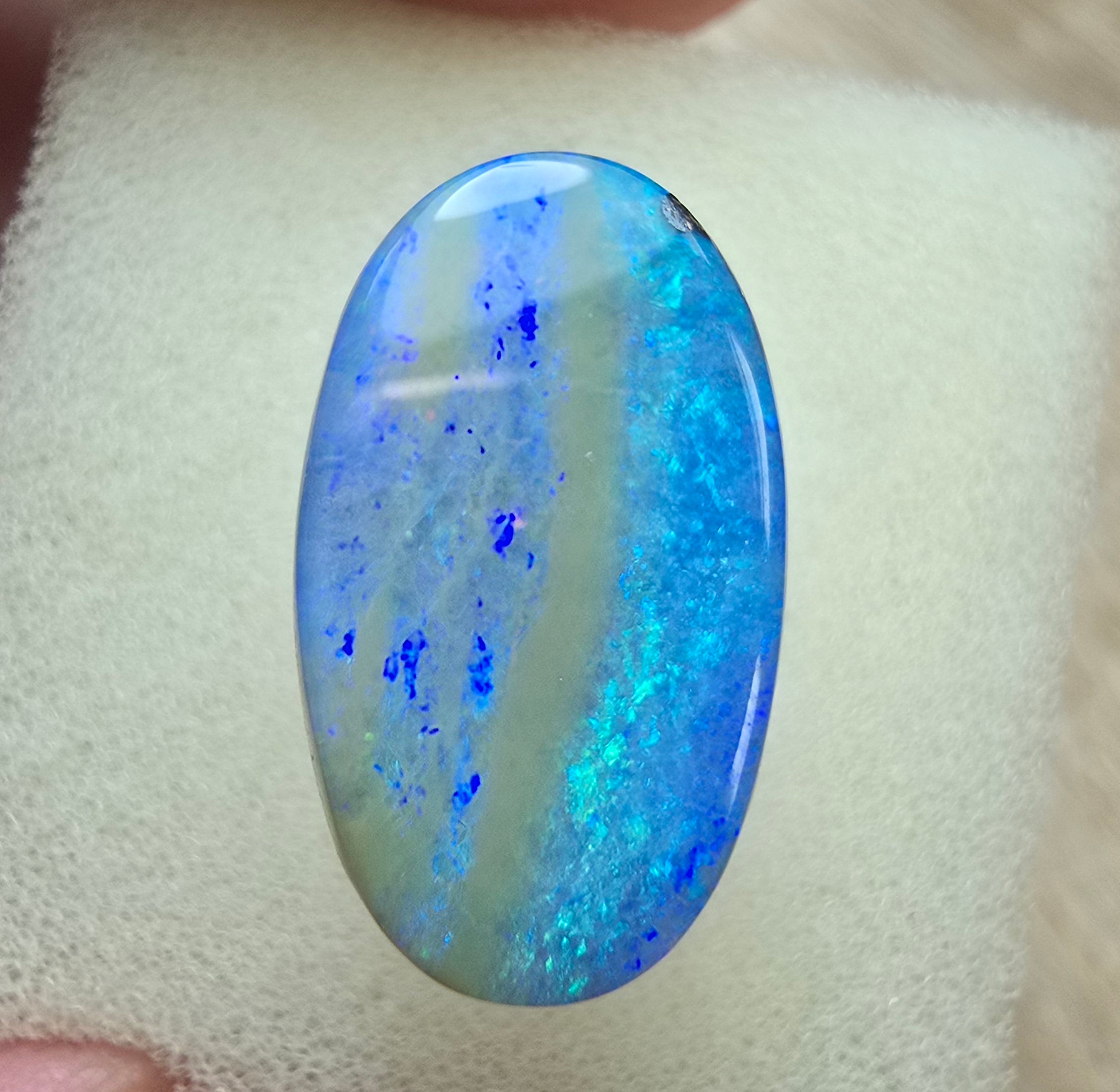 A632 - Large broad faced oval cut boulder