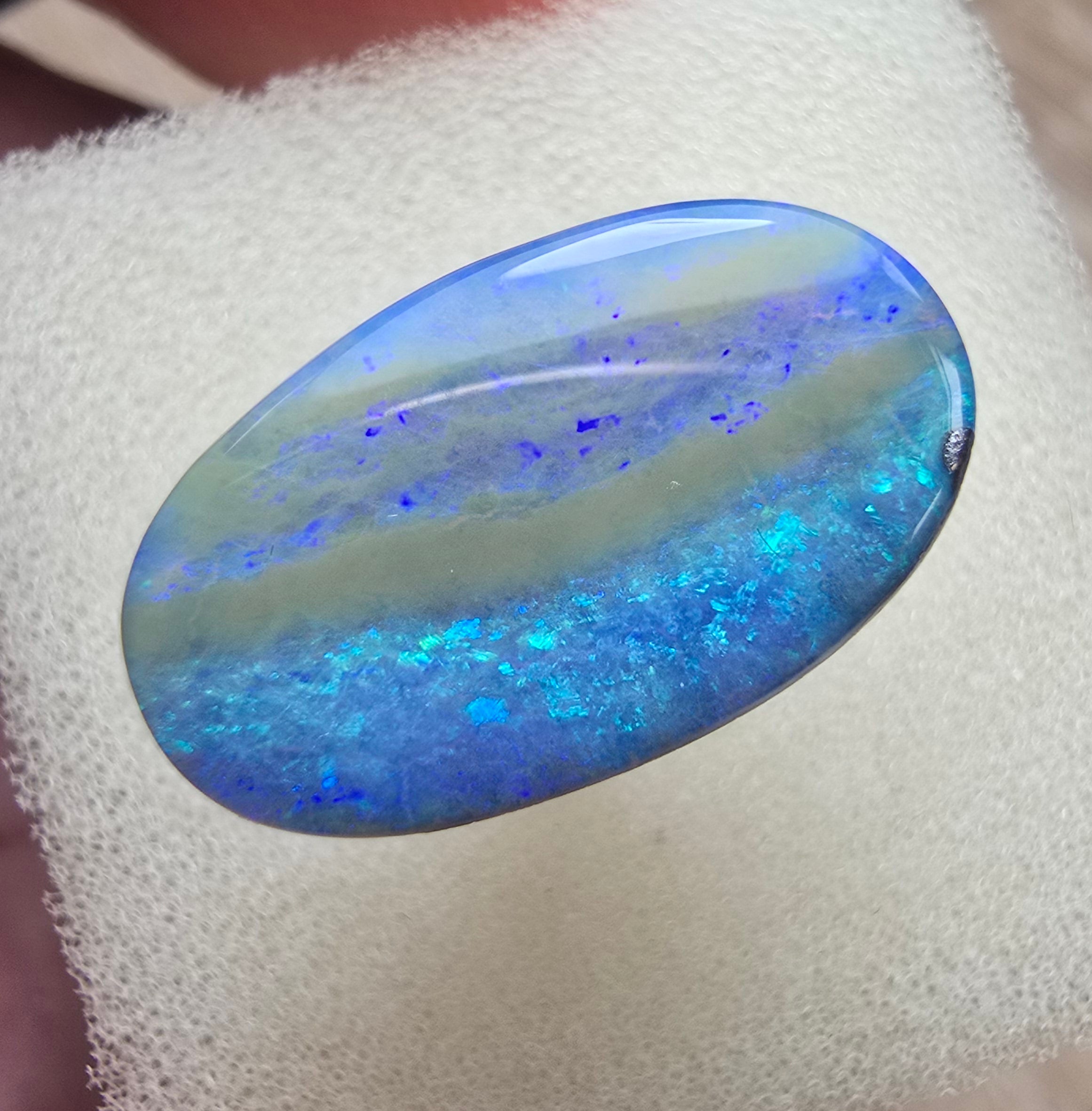A632 - Large broad faced oval cut boulder