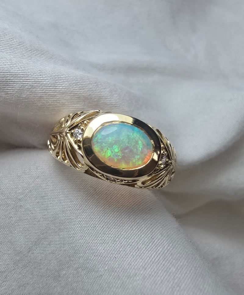 J007 - Stunning crystal opal signet
