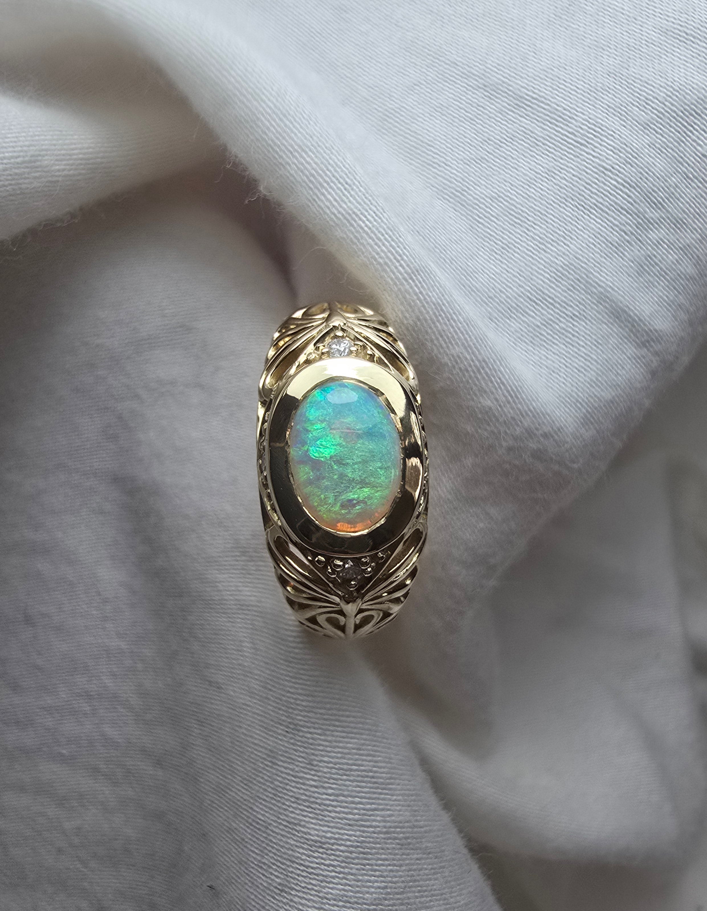 J007 - Stunning crystal opal signet