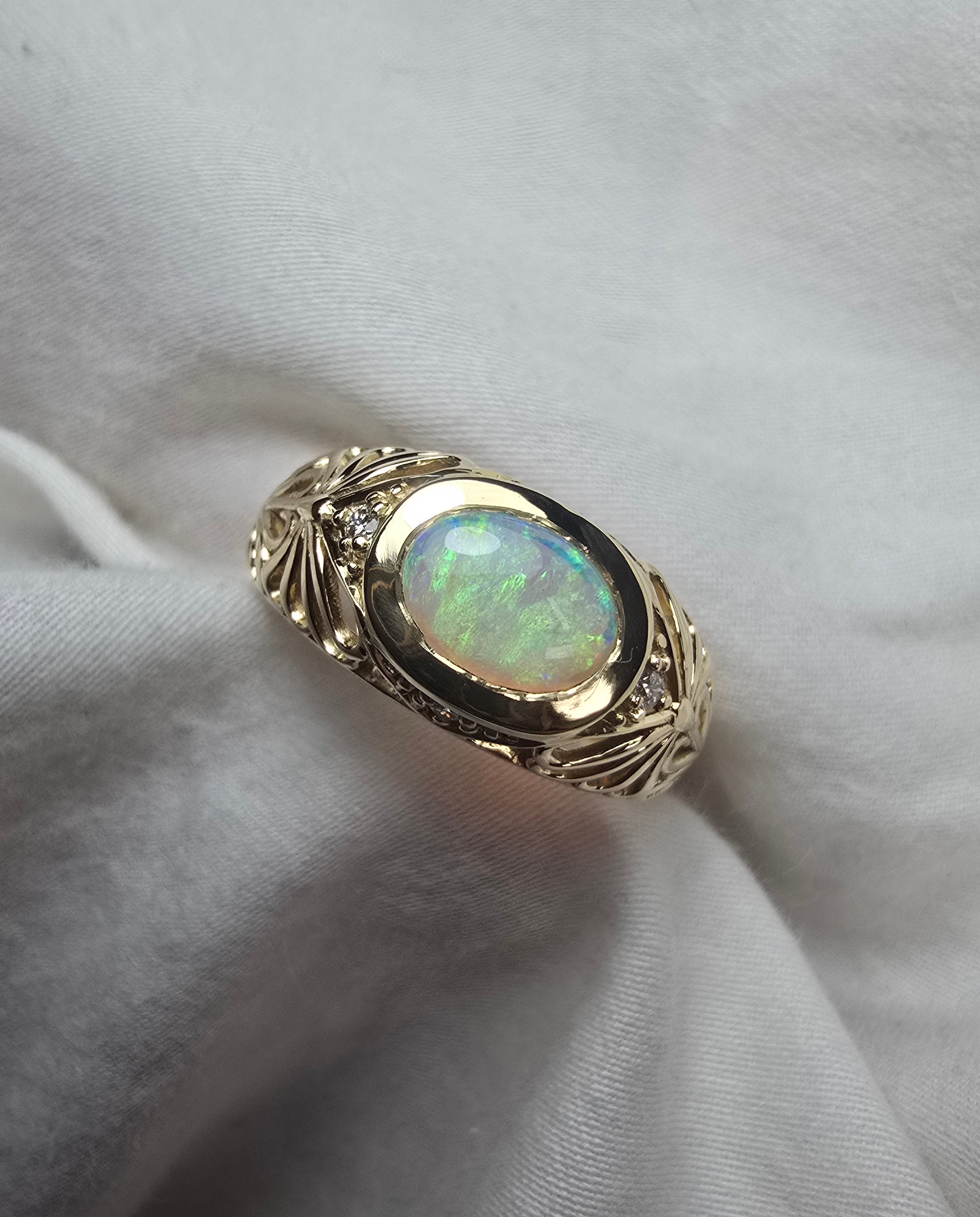 J007 - Stunning crystal opal signet