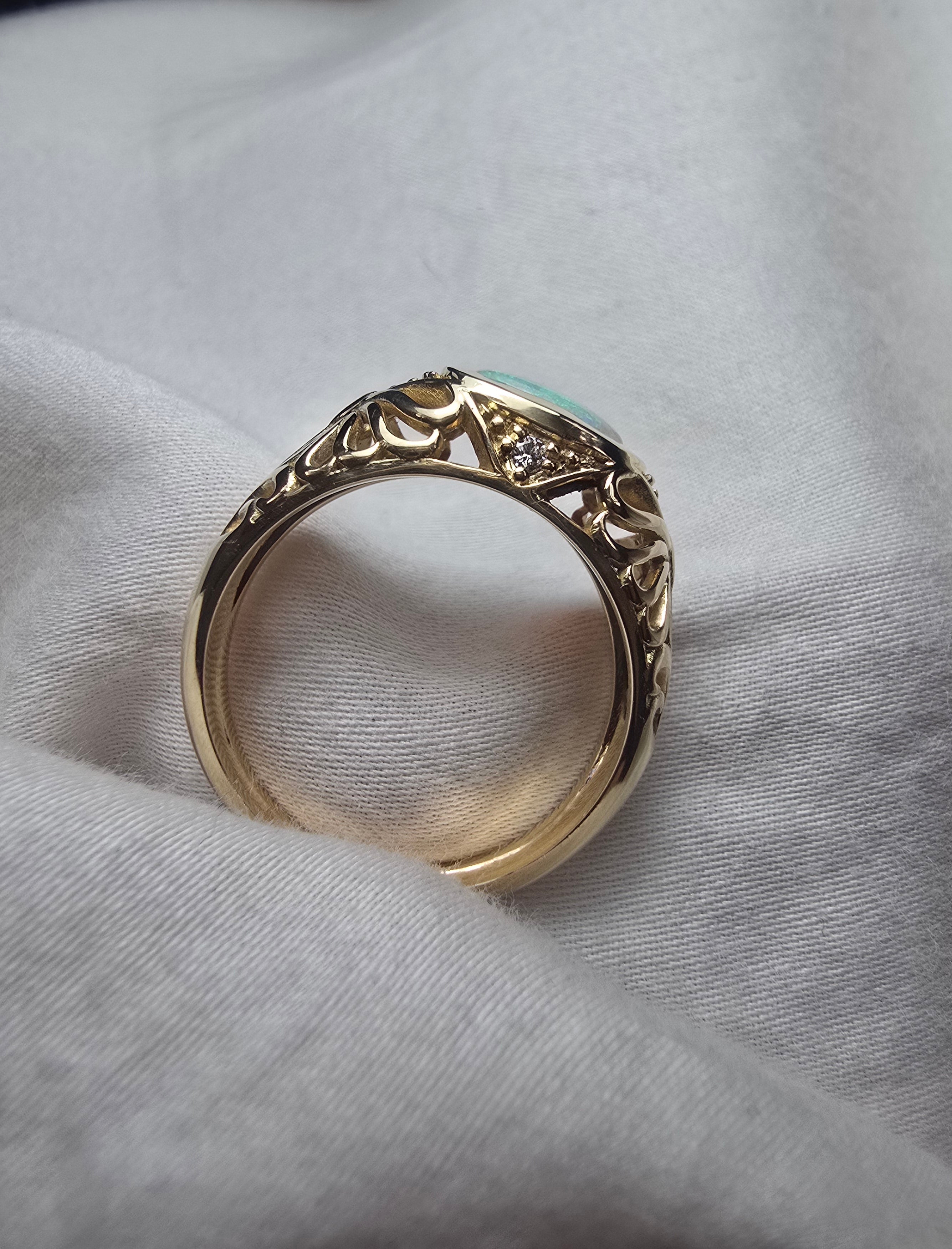 J007 - Stunning crystal opal signet