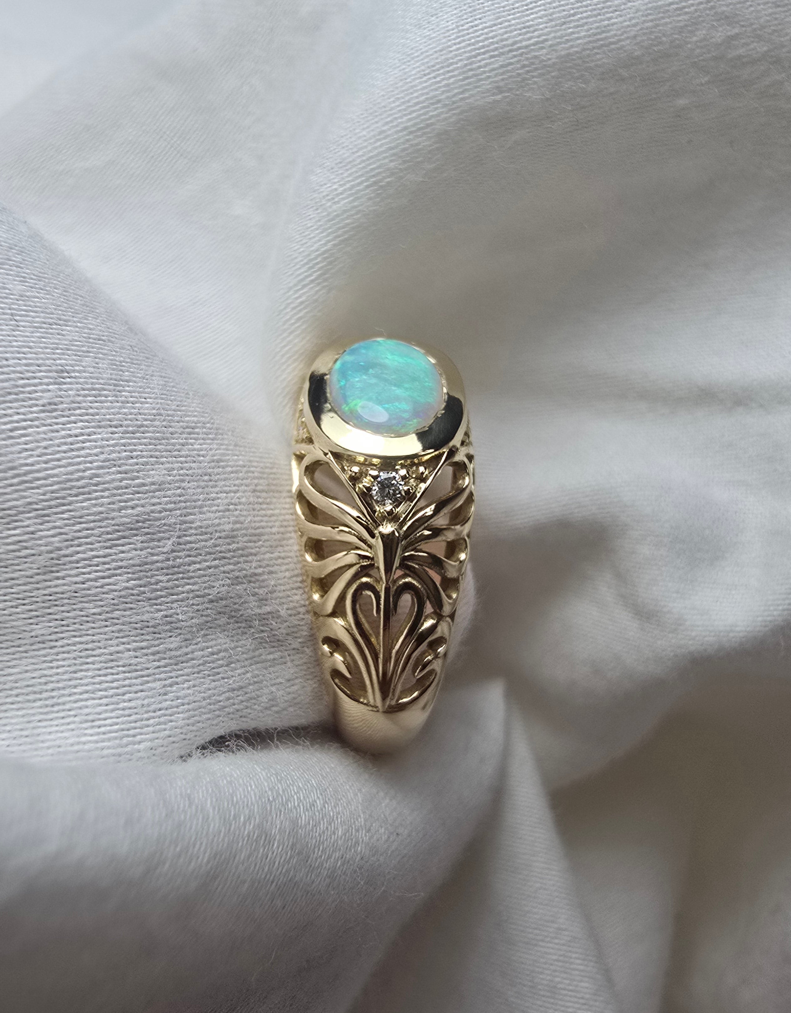 J007 - Stunning crystal opal signet