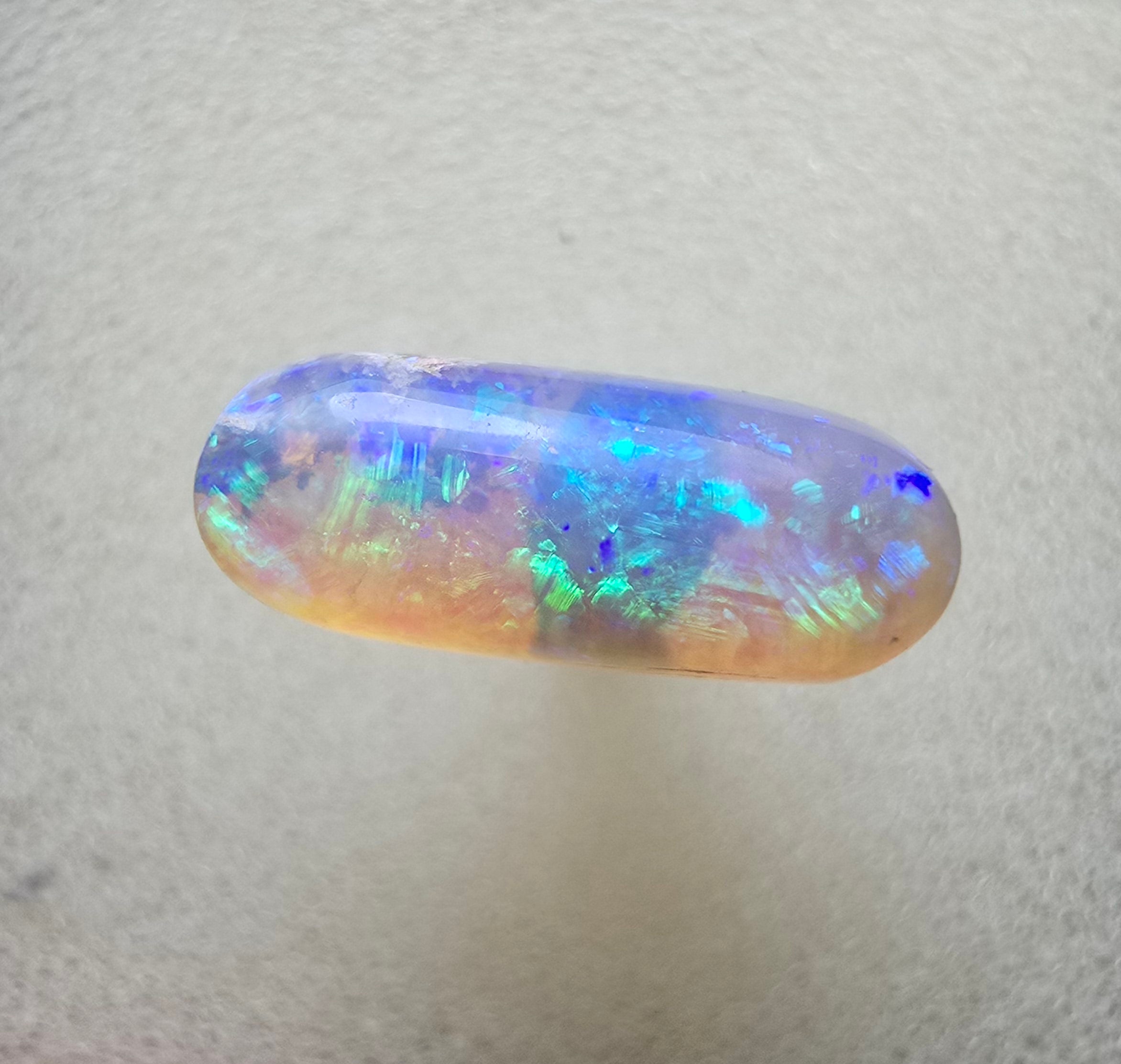 A704 - Bright 3D colour crystal opal