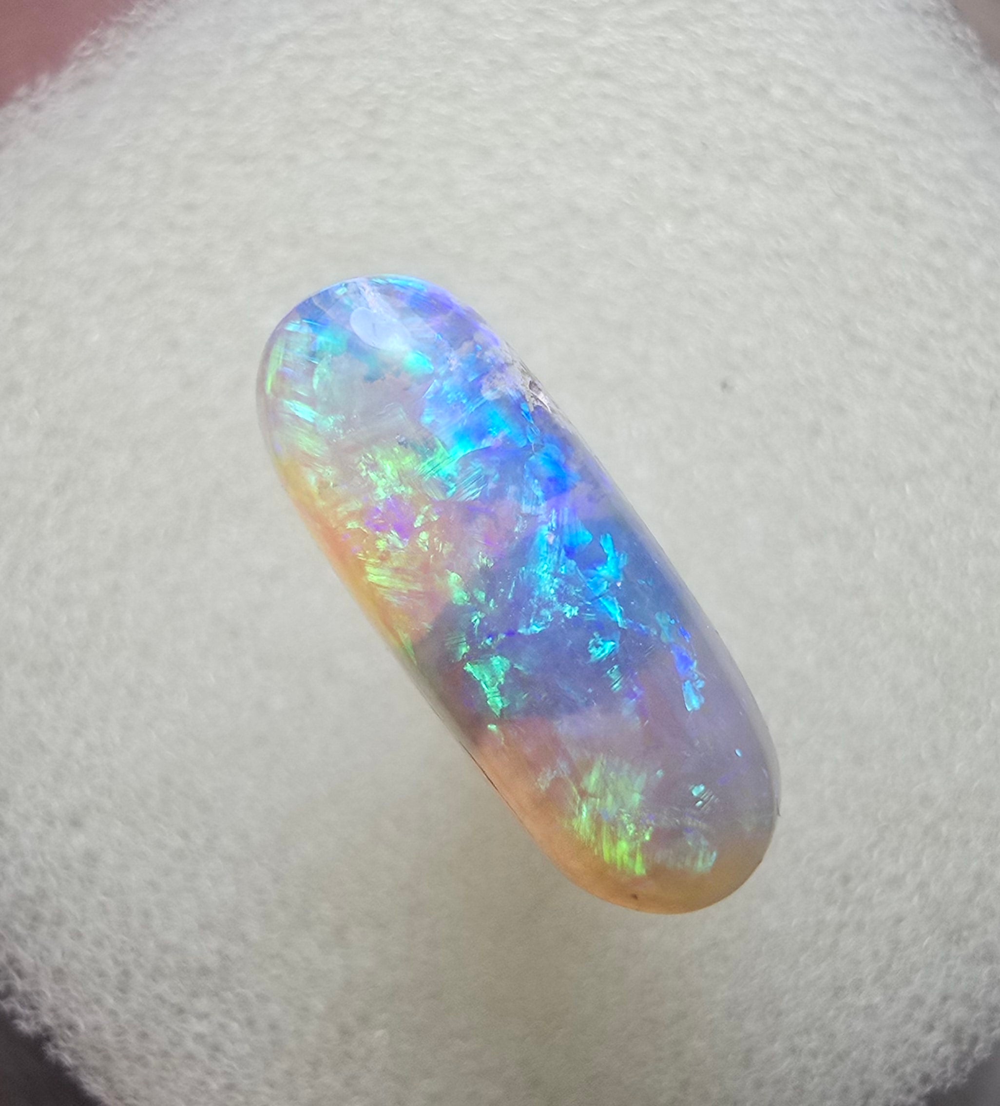 A704 - Bright 3D colour crystal opal