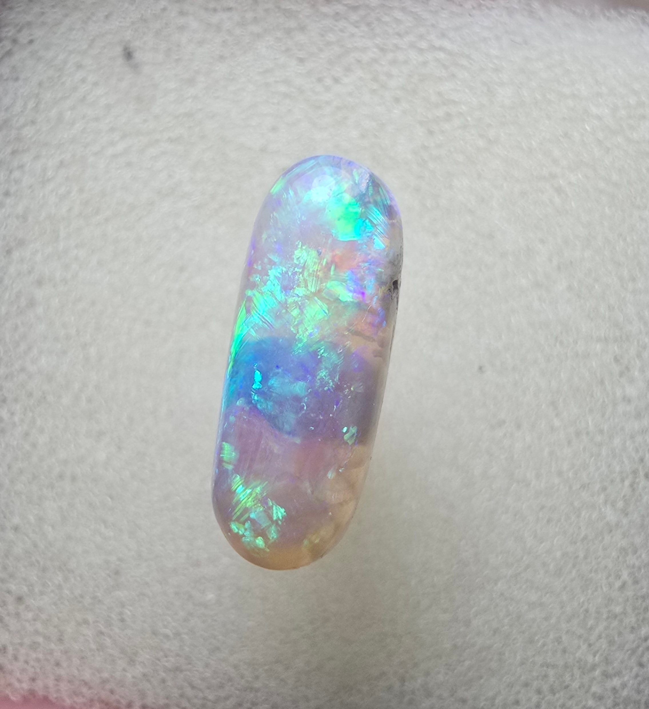 A704 - Bright 3D colour crystal opal