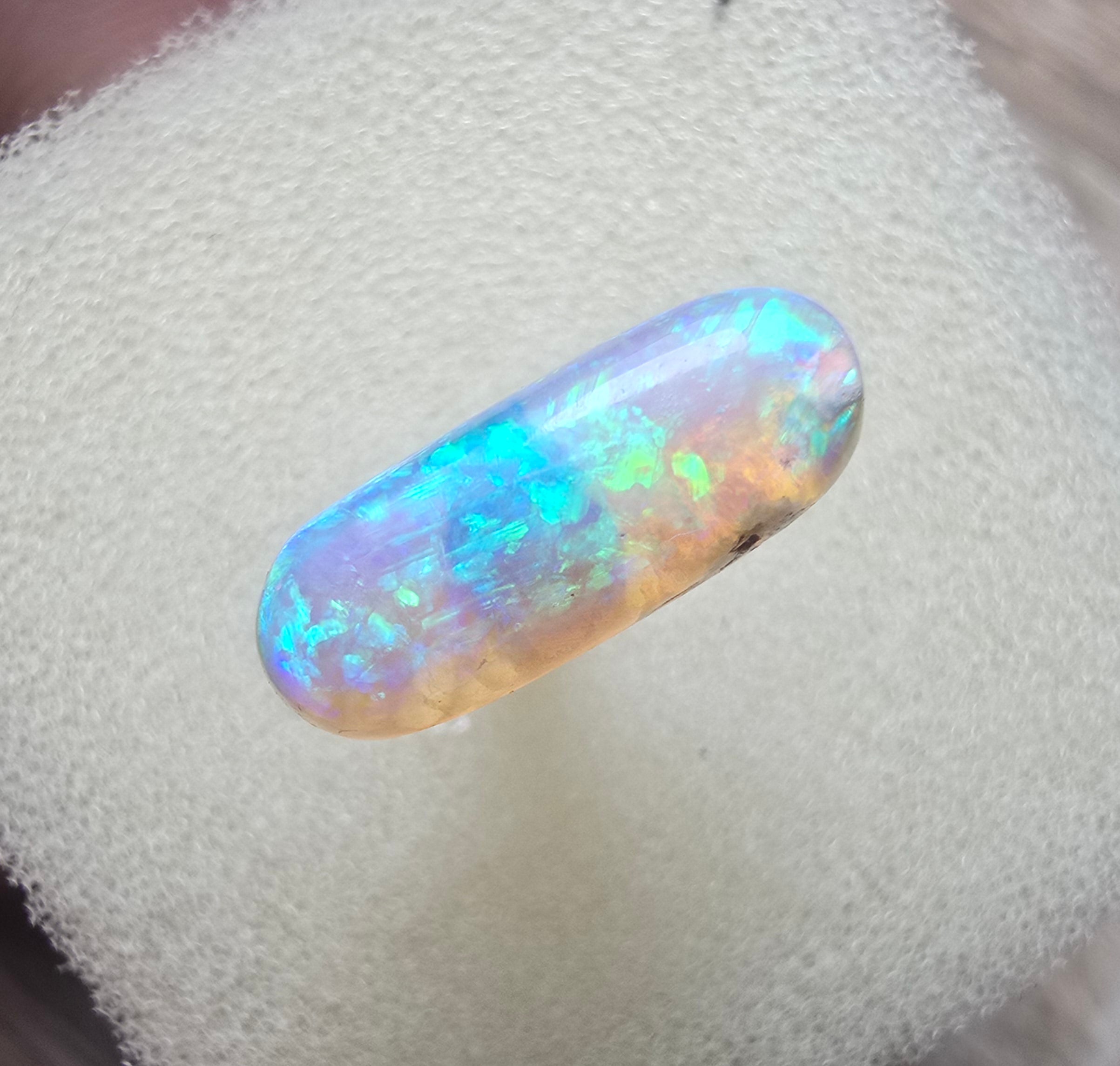 A704 - Bright 3D colour crystal opal