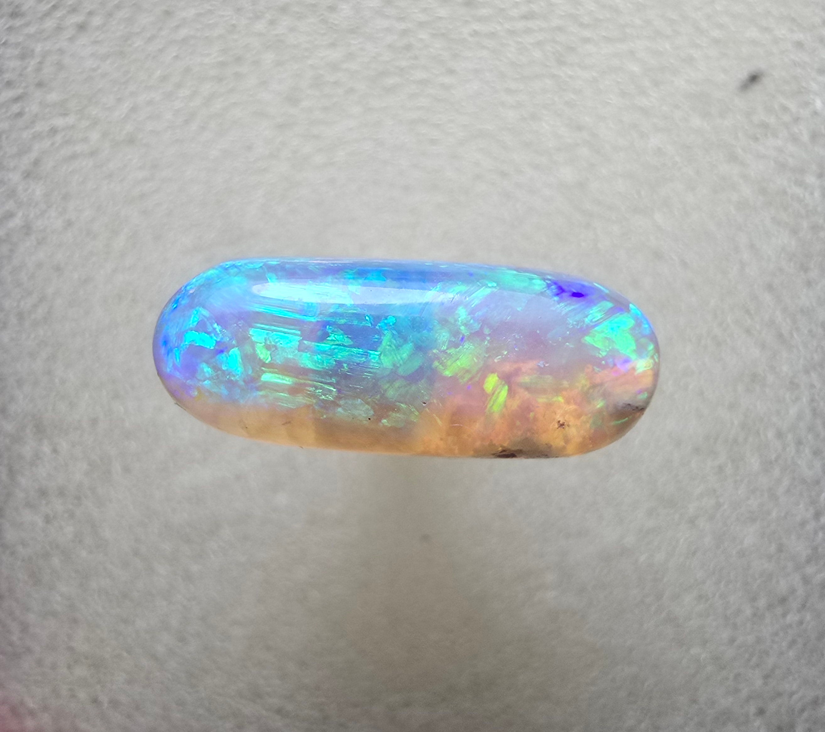 A704 - Bright 3D colour crystal opal