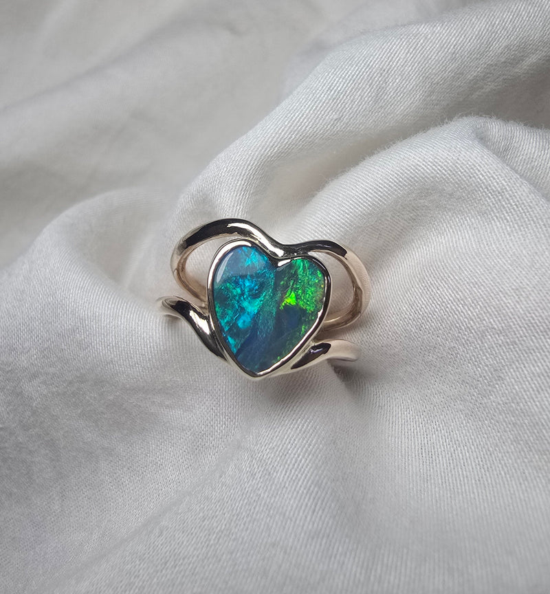 J009 - Stunning heart gold ring