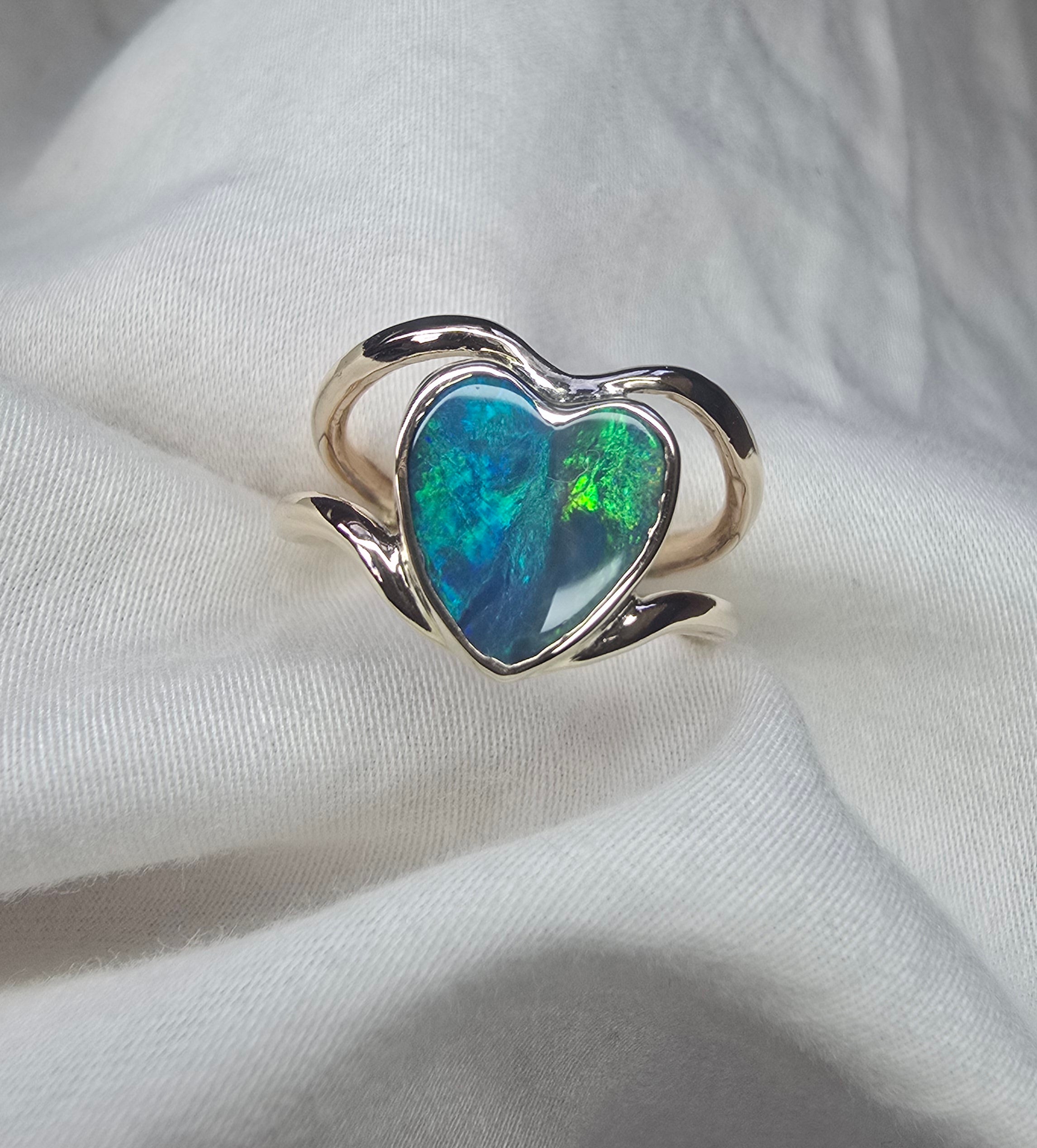 J009 - Stunning heart gold ring