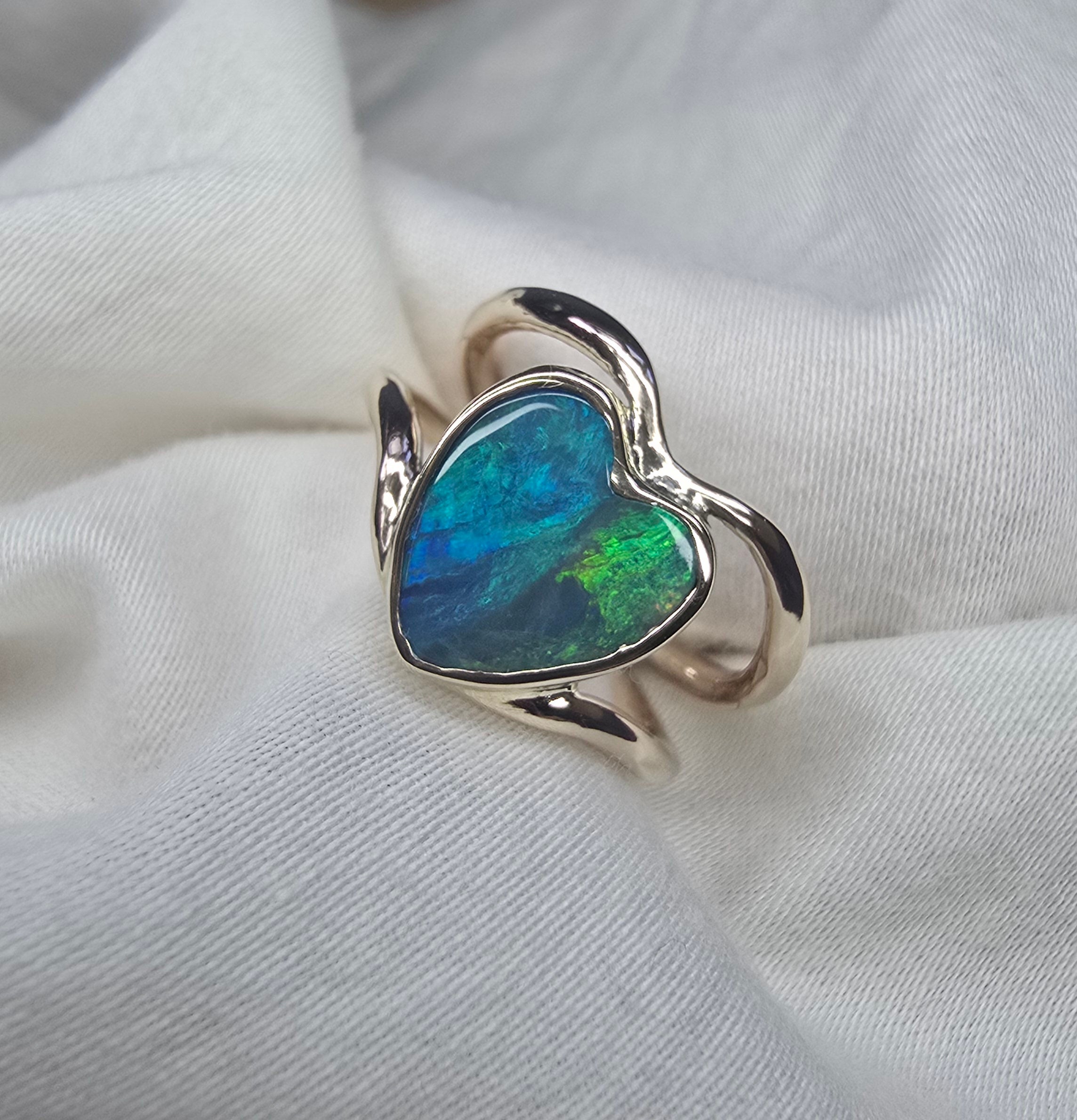 J009 - Stunning heart gold ring