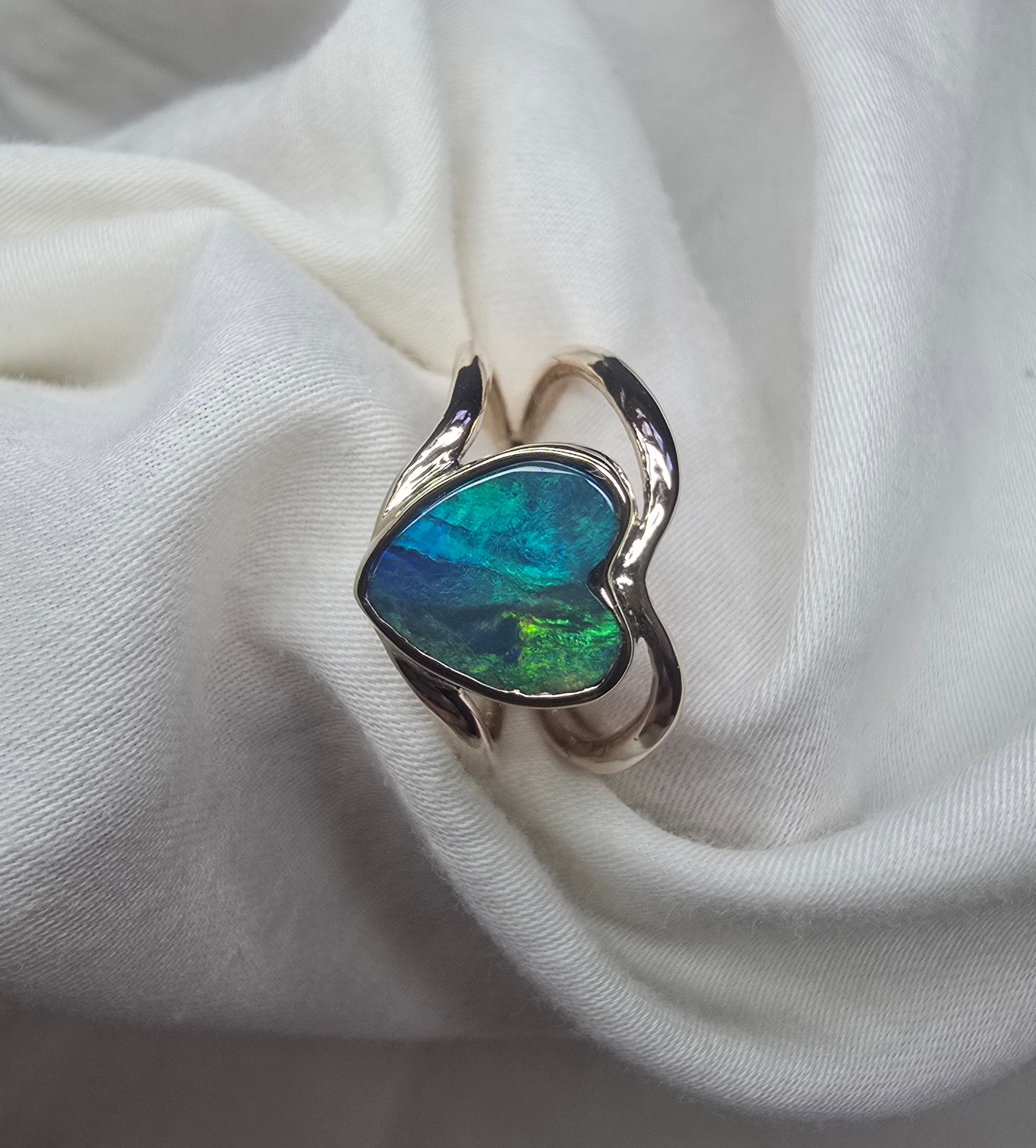 J009 - Stunning heart gold ring