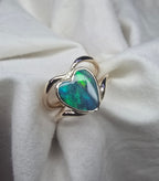 J009 - Stunning heart gold ring