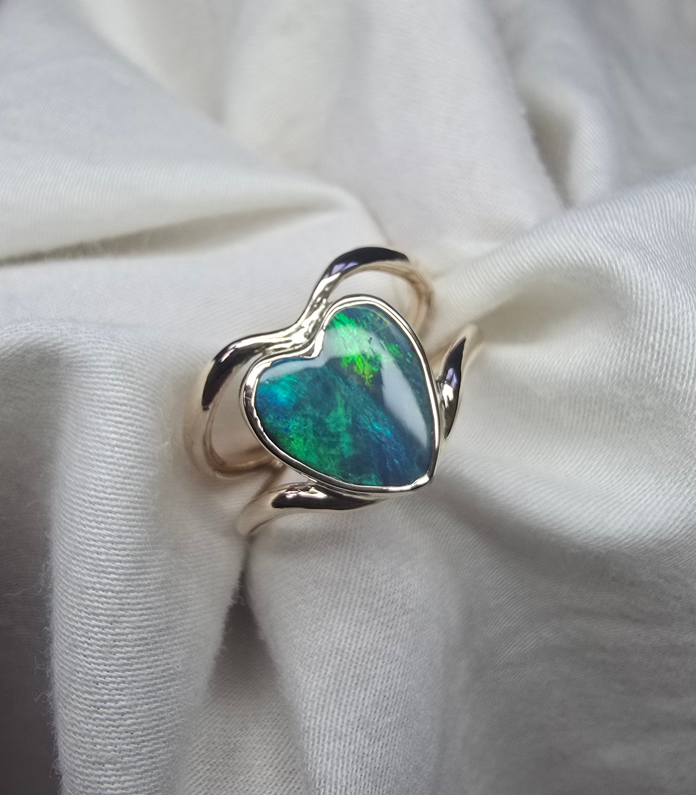 J009 - Stunning heart gold ring