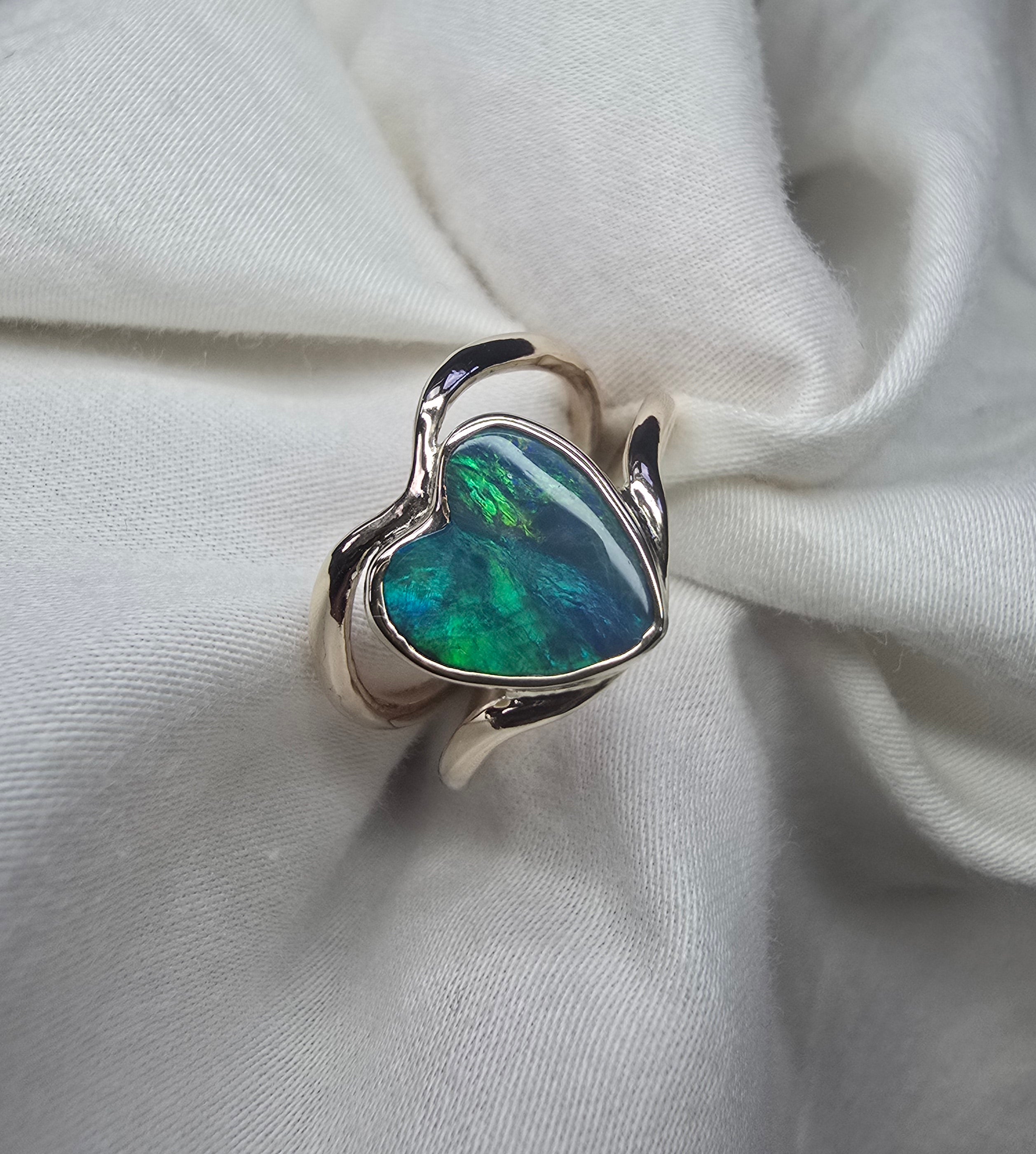 J009 - Stunning heart gold ring