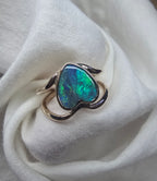 J009 - Stunning heart gold ring