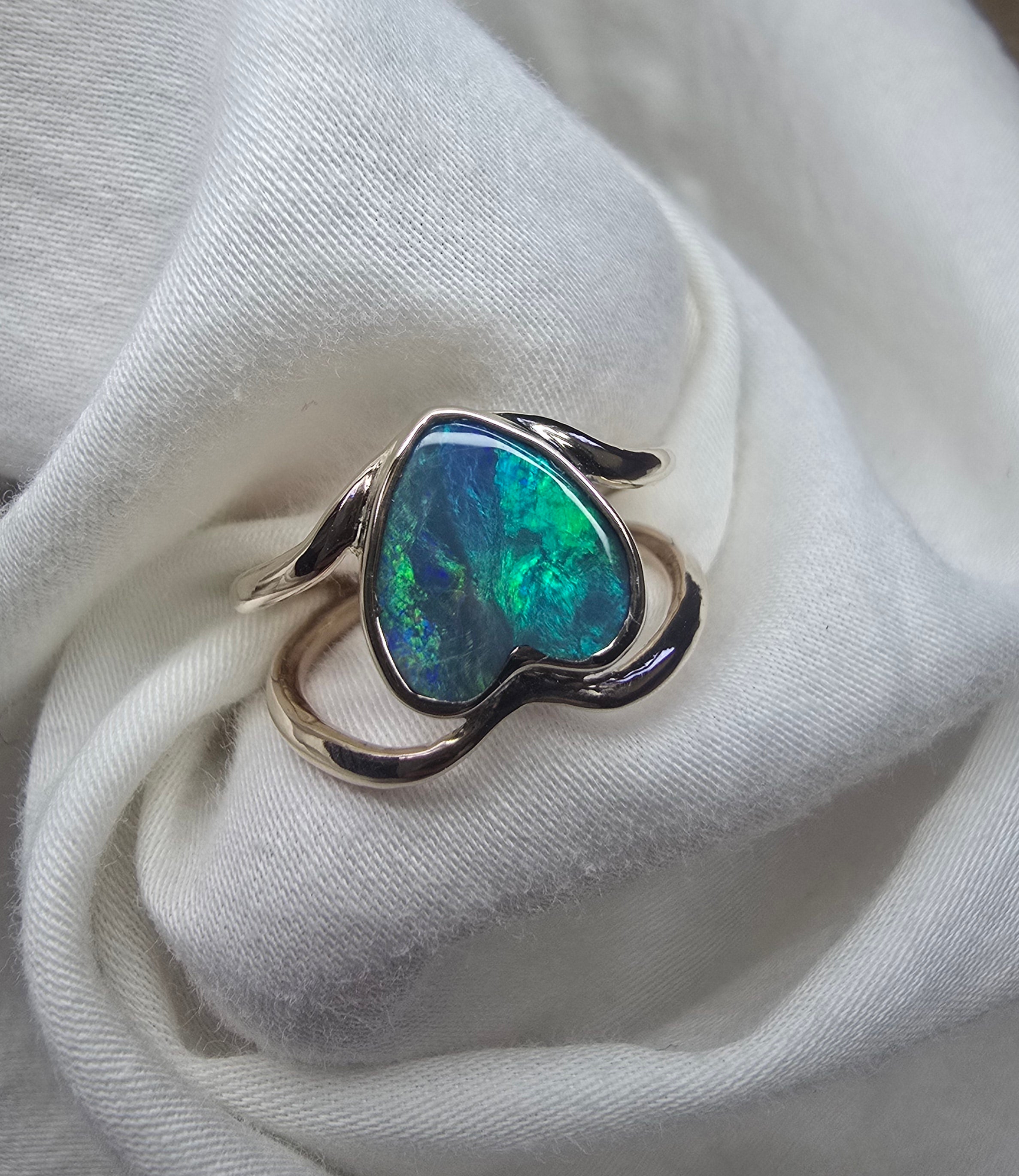 J009 - Stunning heart gold ring