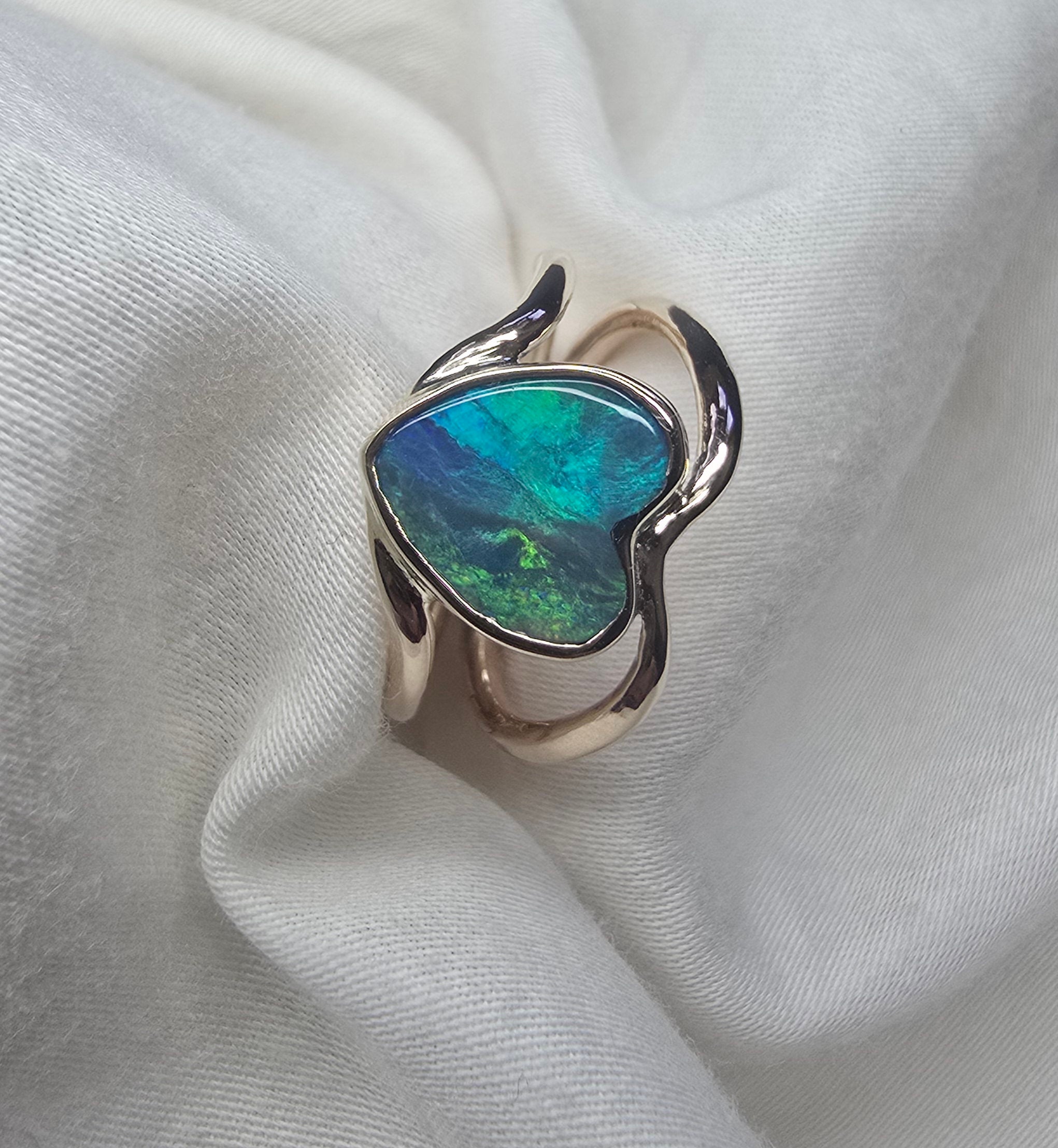 J009 - Stunning heart gold ring