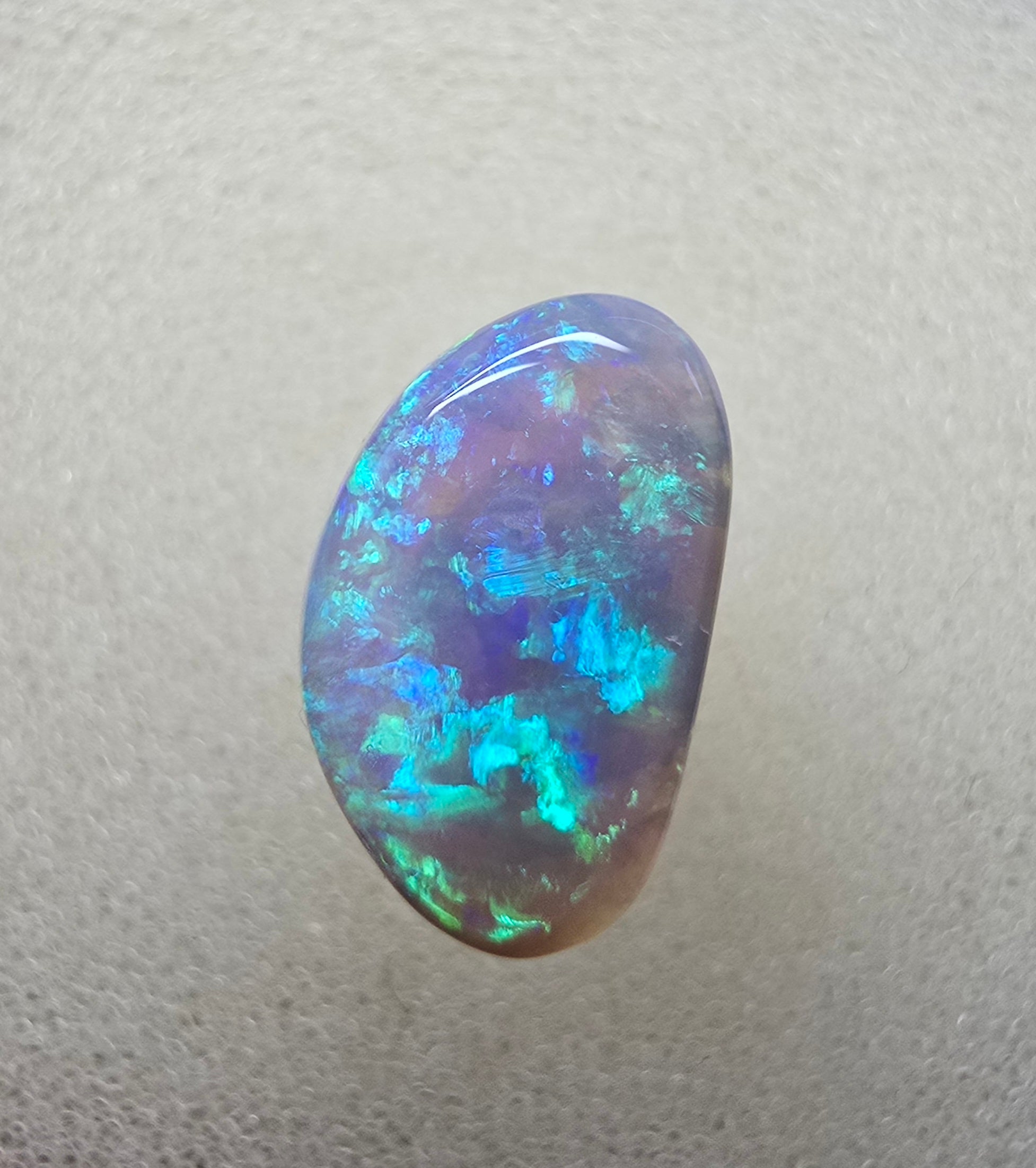 A780 - Bright half-moon cut beauty
