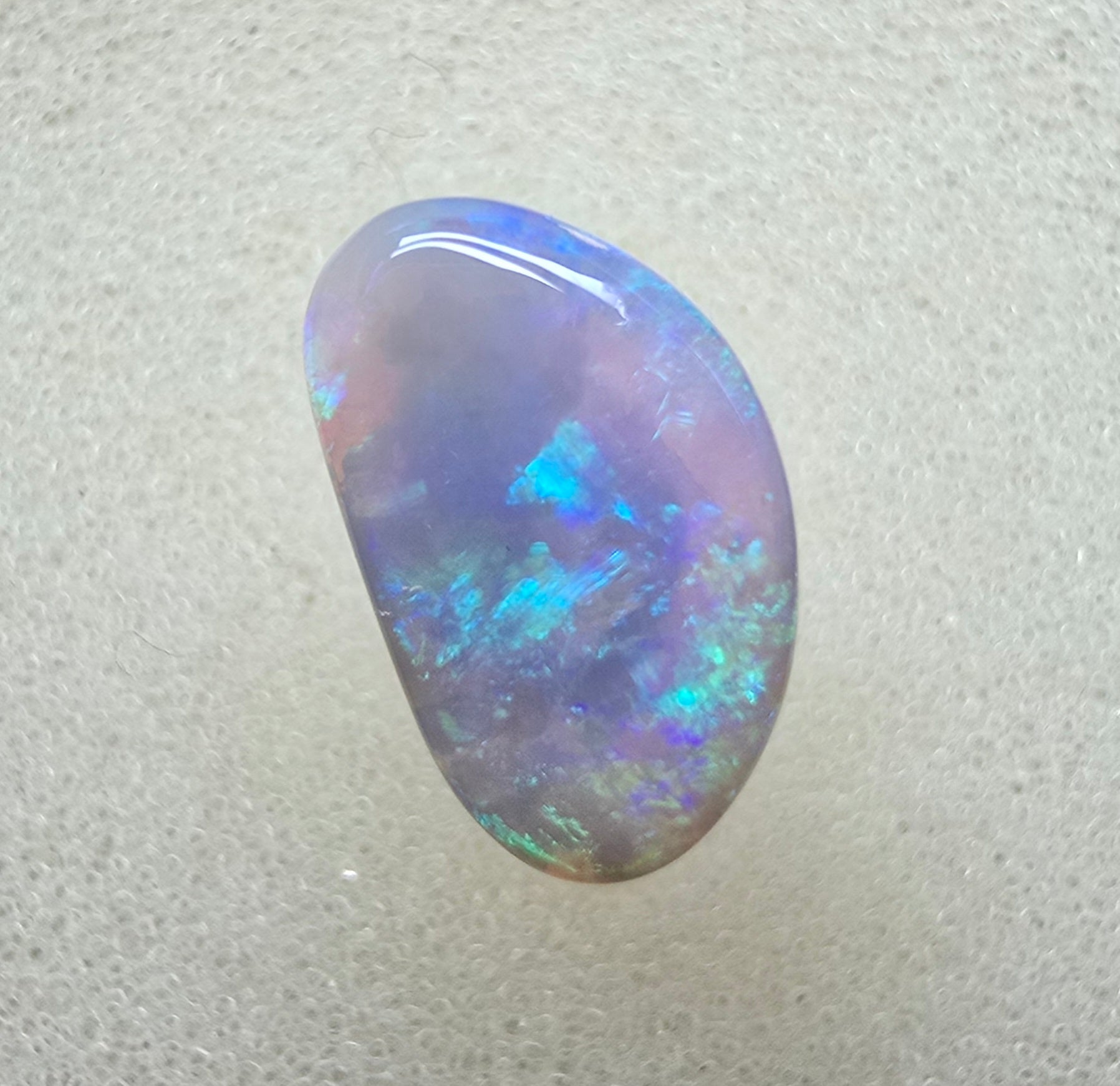 A780 - Bright half-moon cut beauty