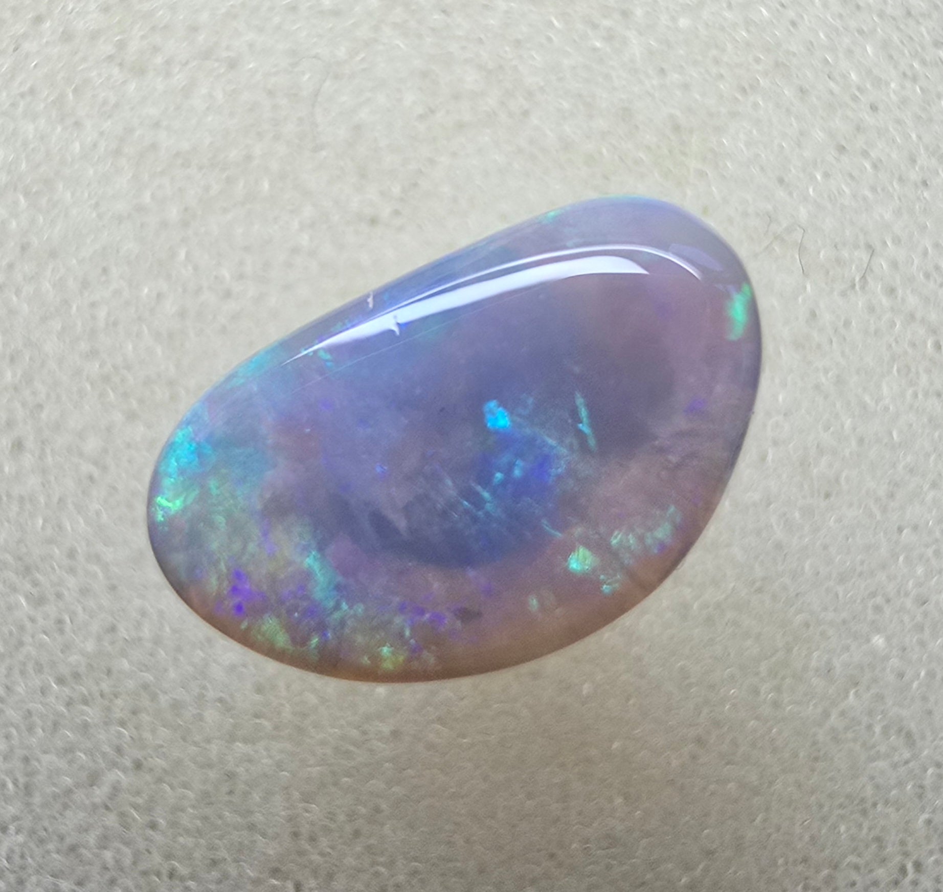 A780 - Bright half-moon cut beauty