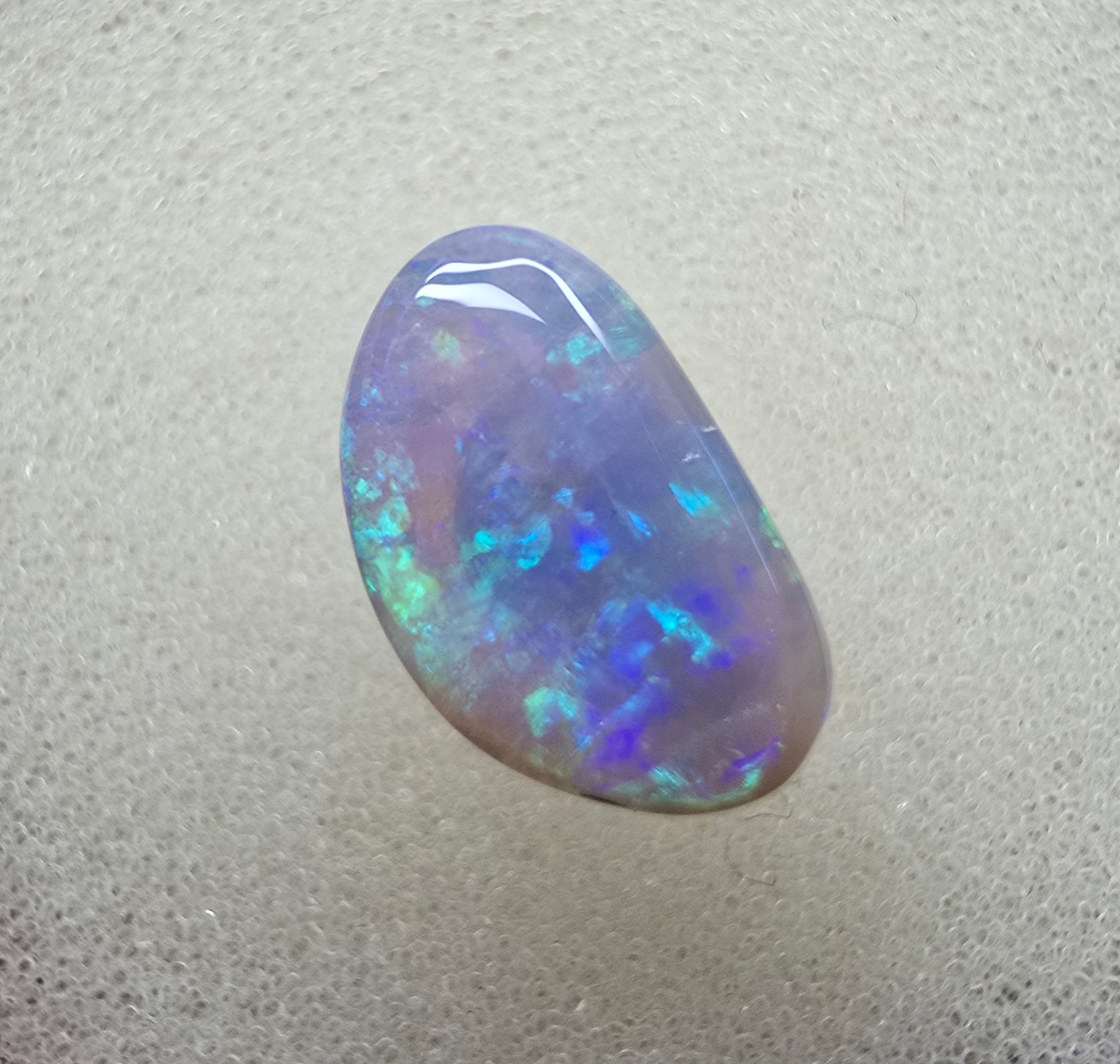 A780 - Bright half-moon cut beauty