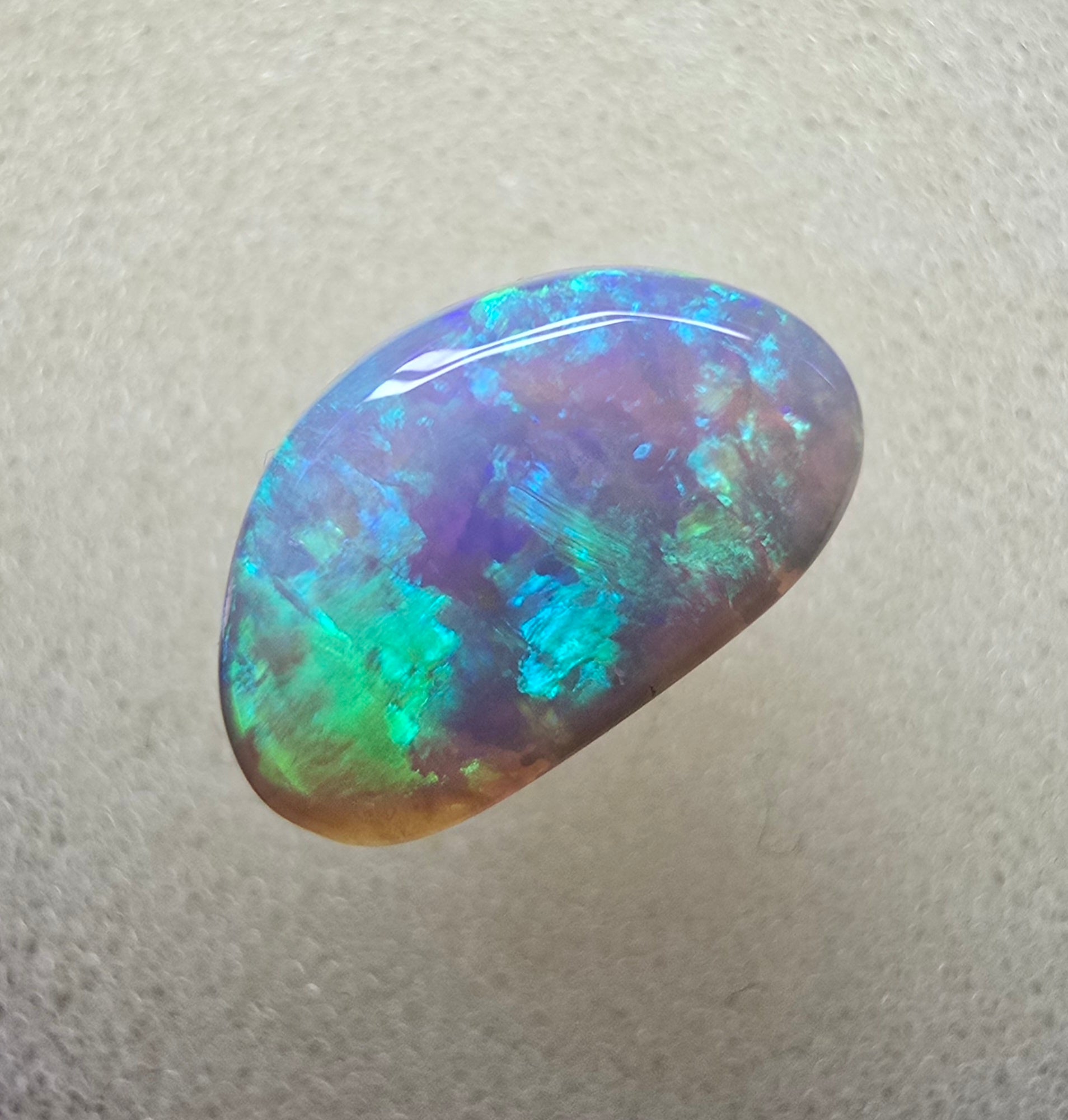 A780 - Bright half-moon cut beauty