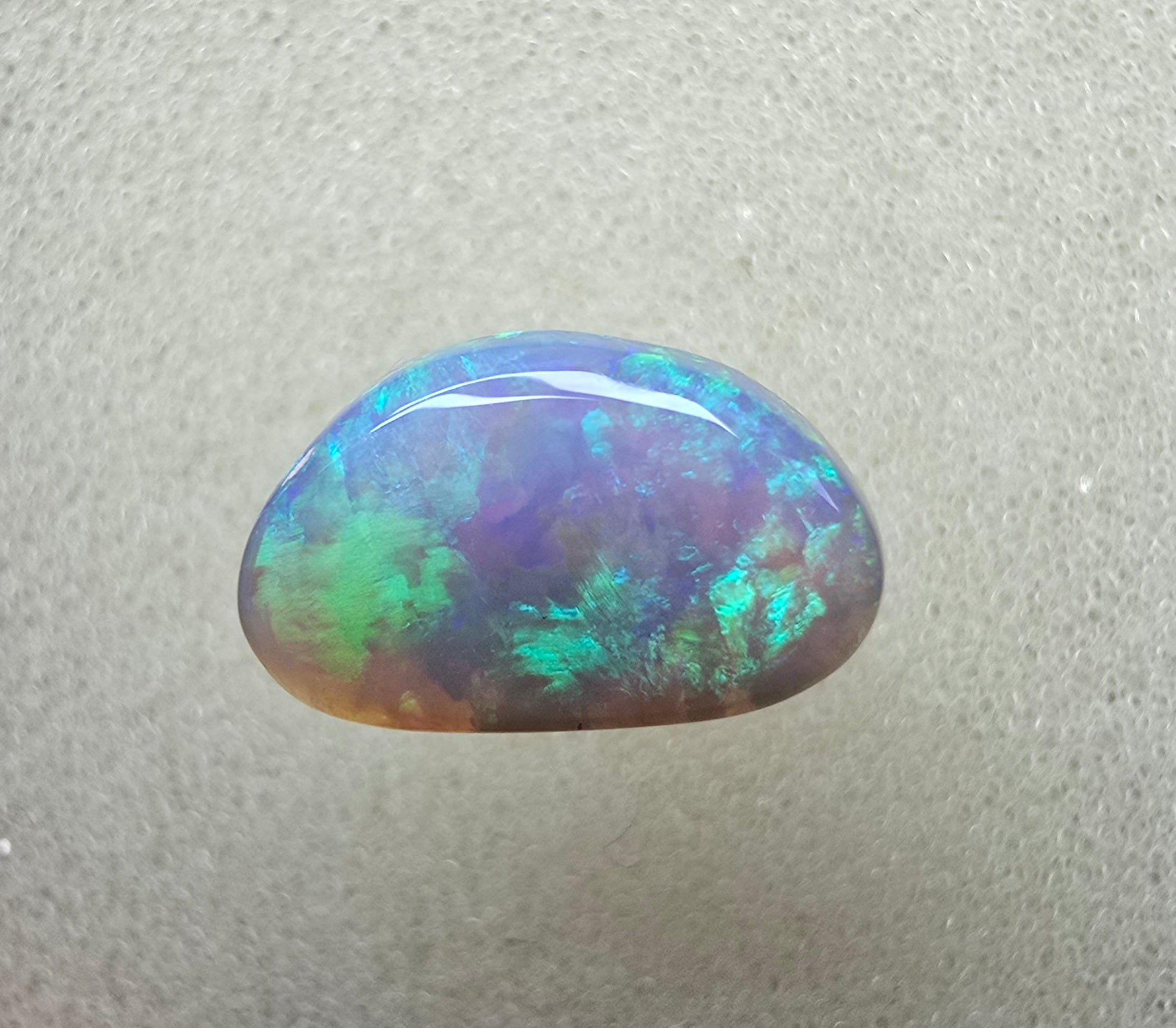A780 - Bright half-moon cut beauty