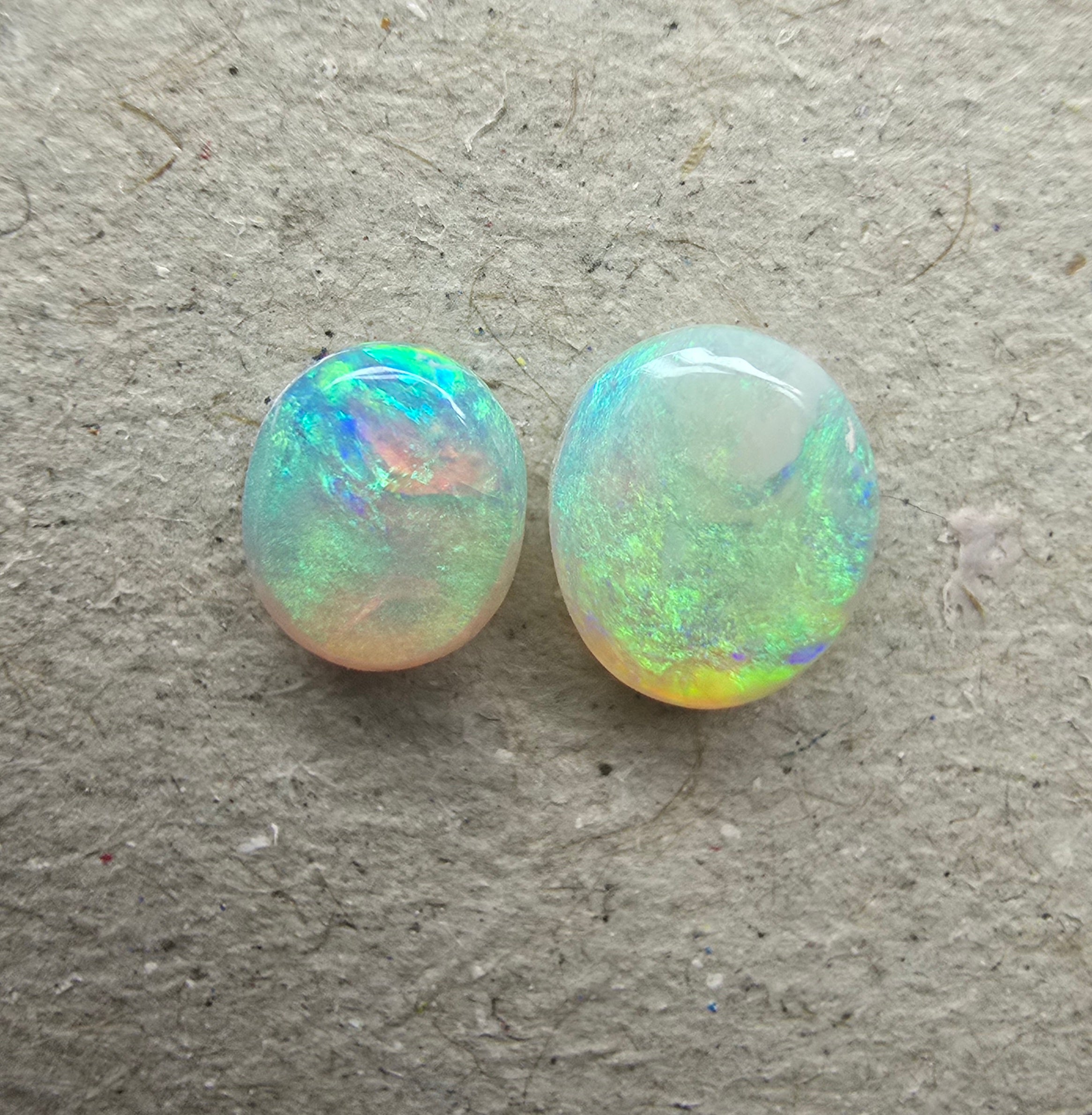 A785 - Round cut green pair