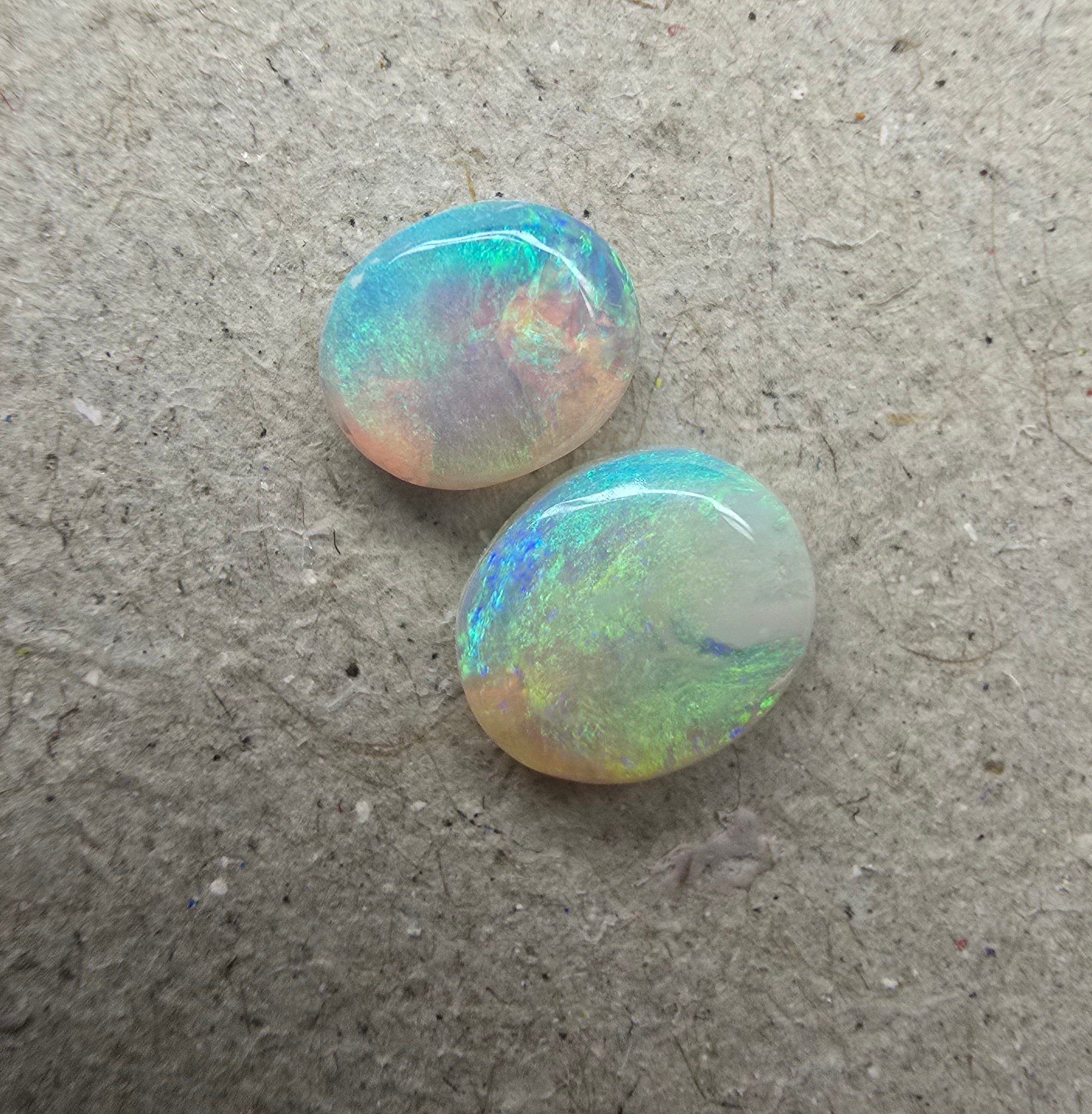 A785 - Round cut green pair