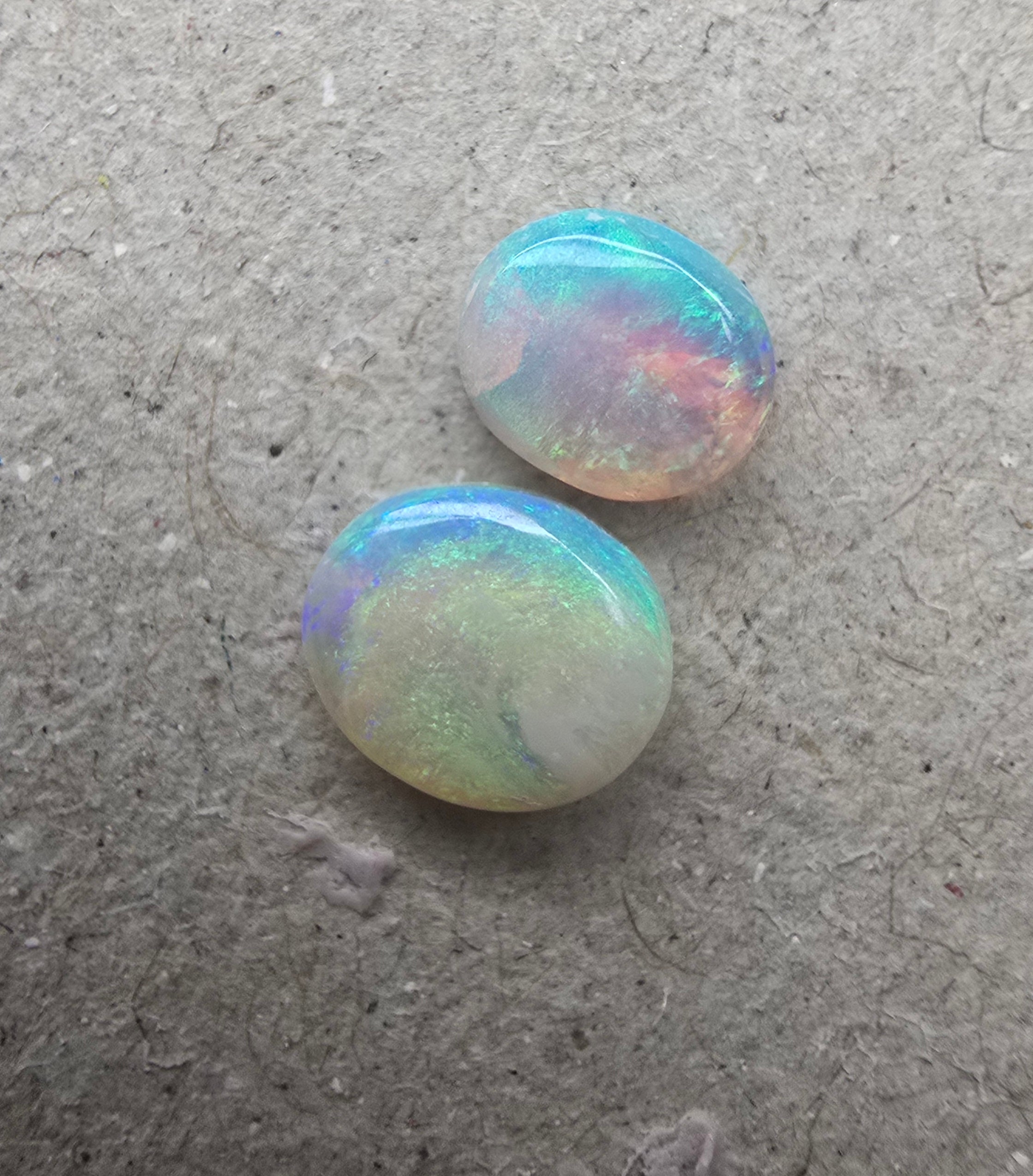A785 - Round cut green pair