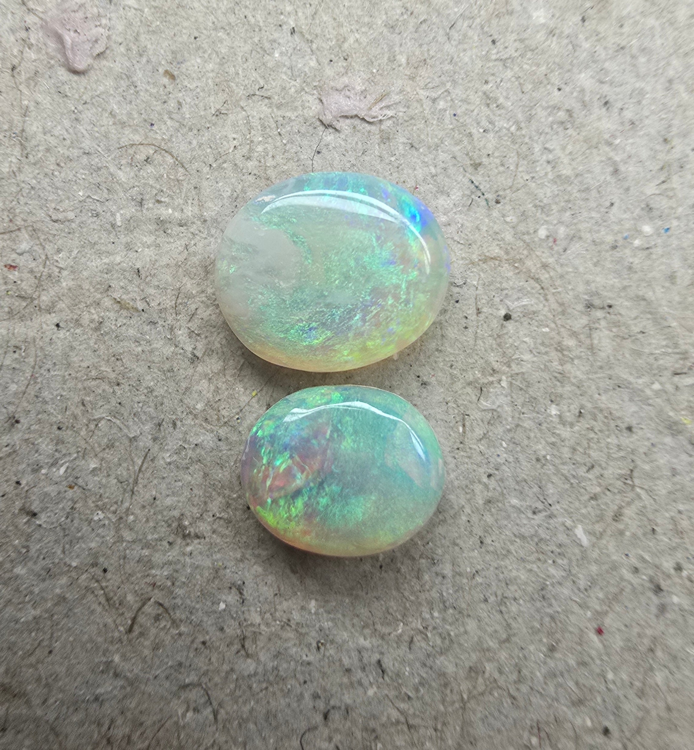 A785 - Round cut green pair