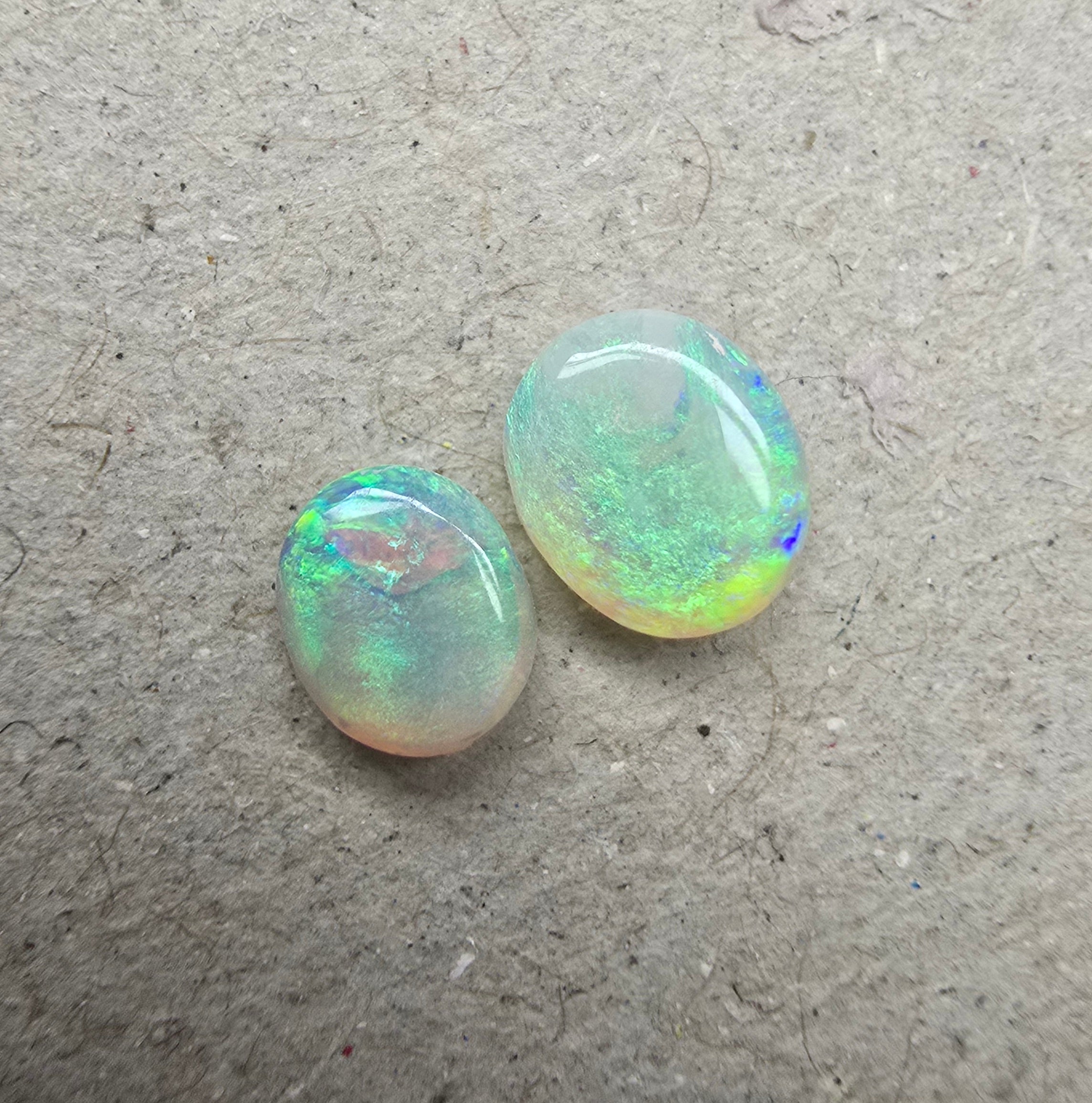 A785 - Round cut green pair