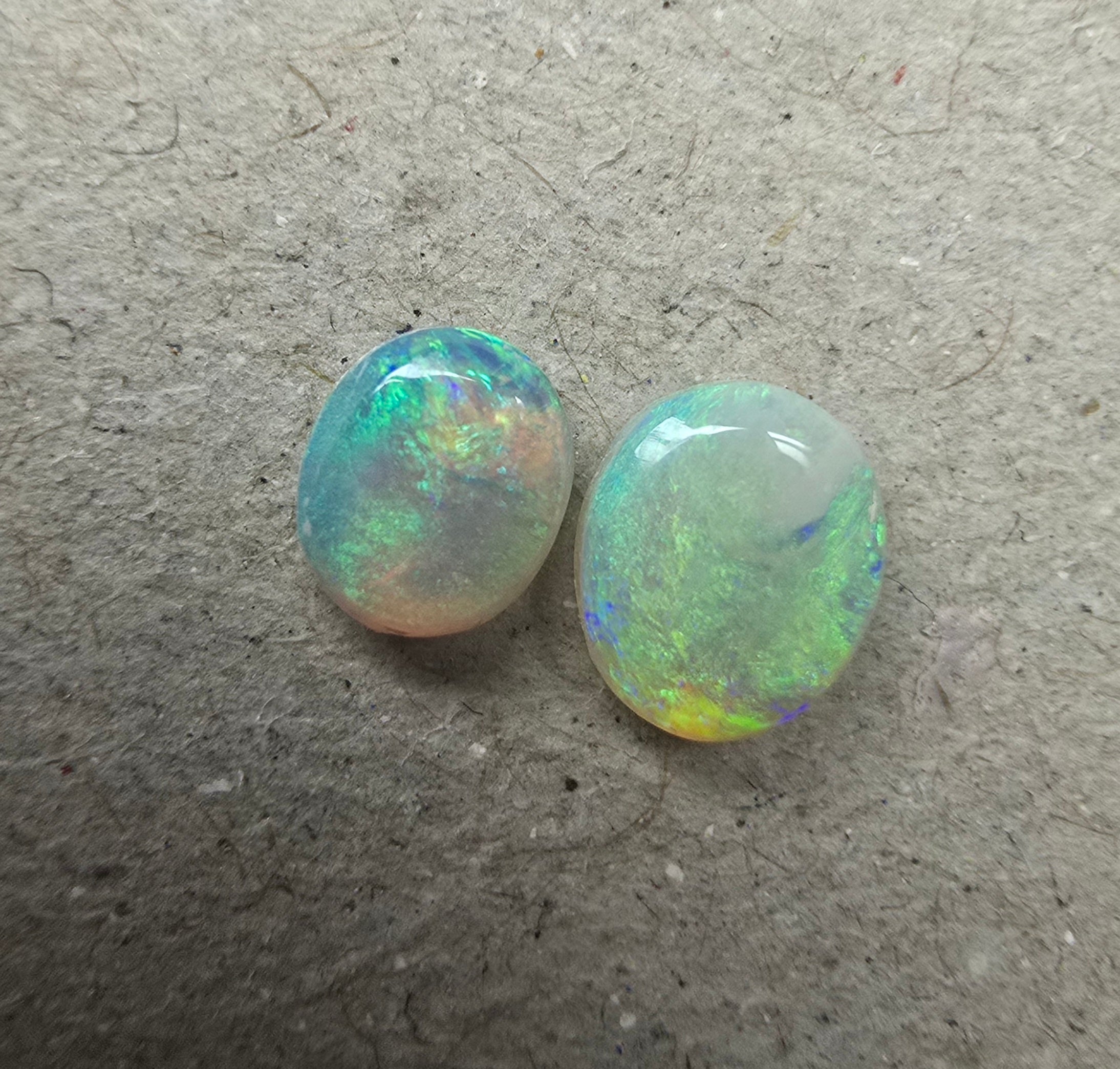 A785 - Round cut green pair