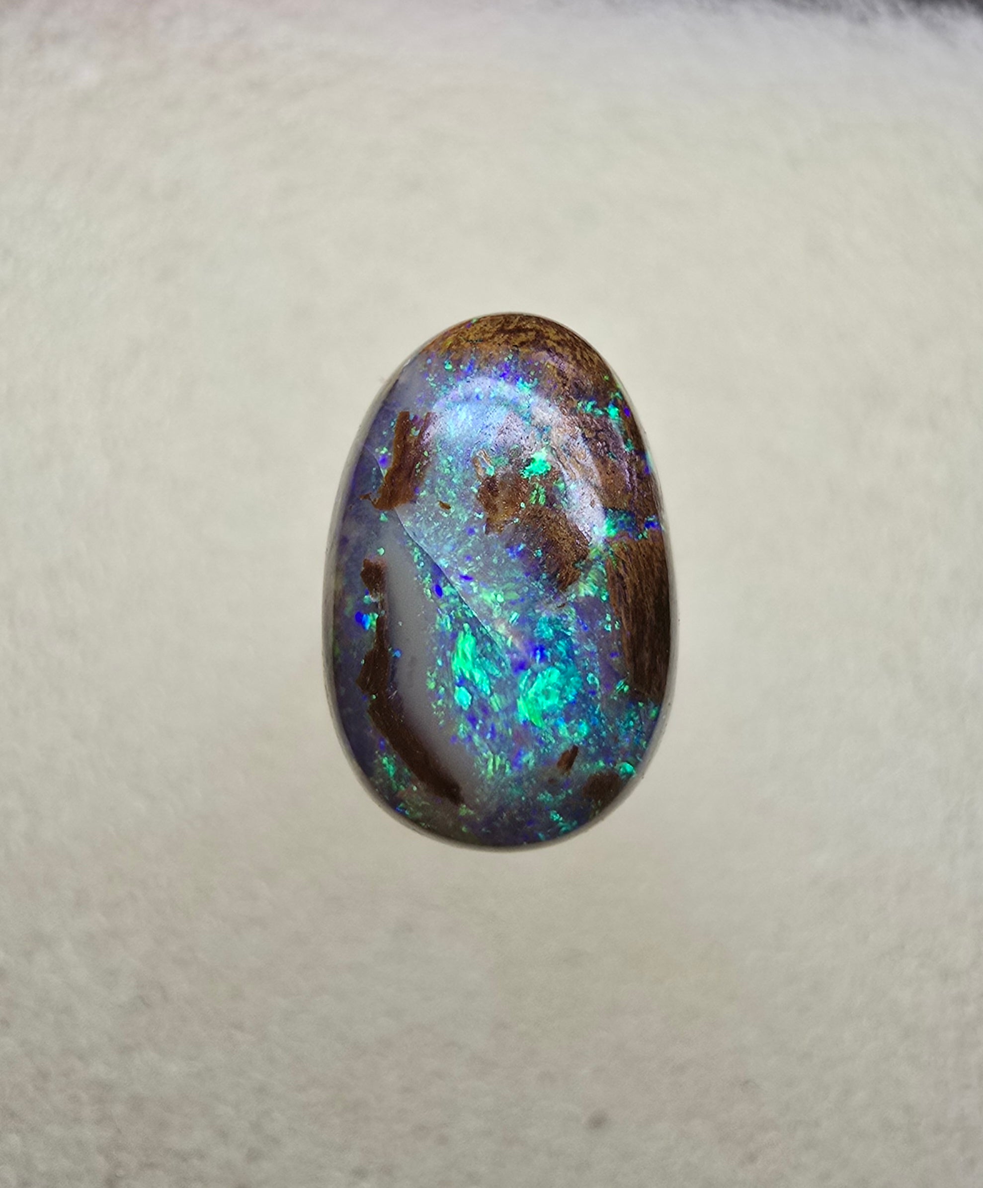 A815 - Oval cut green picture stone.