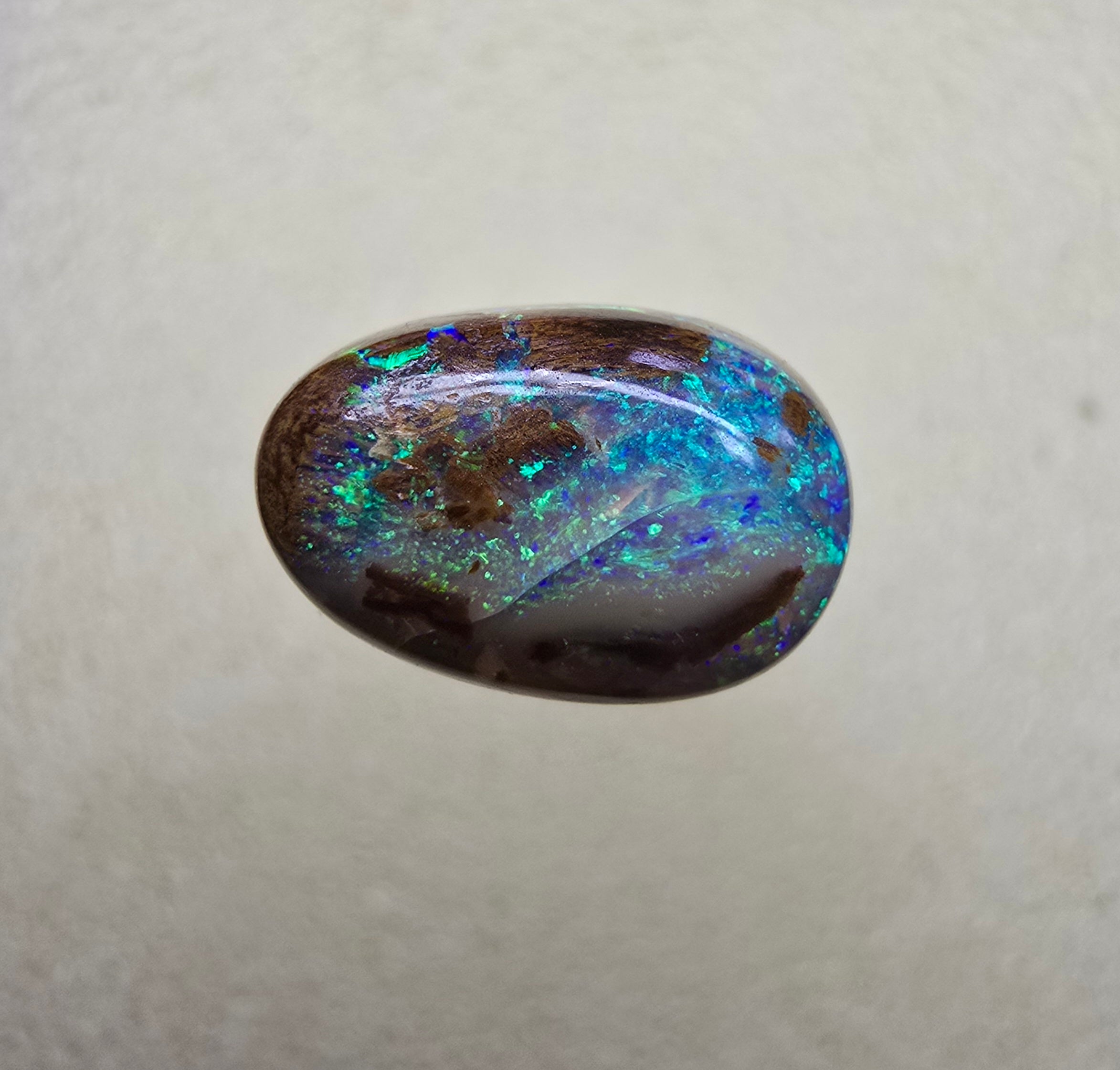 A815 - Oval cut green picture stone.