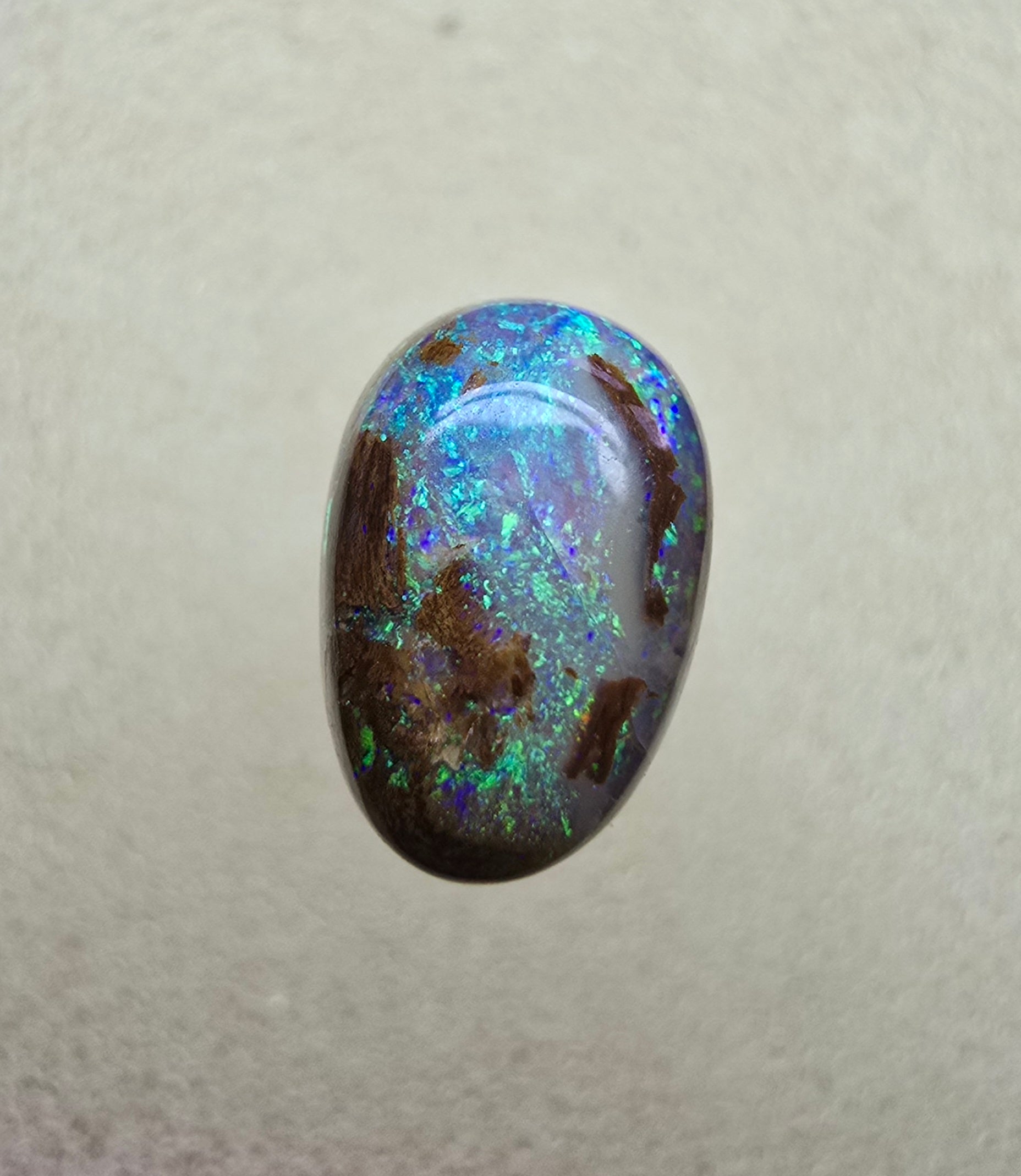 A815 - Oval cut green picture stone.