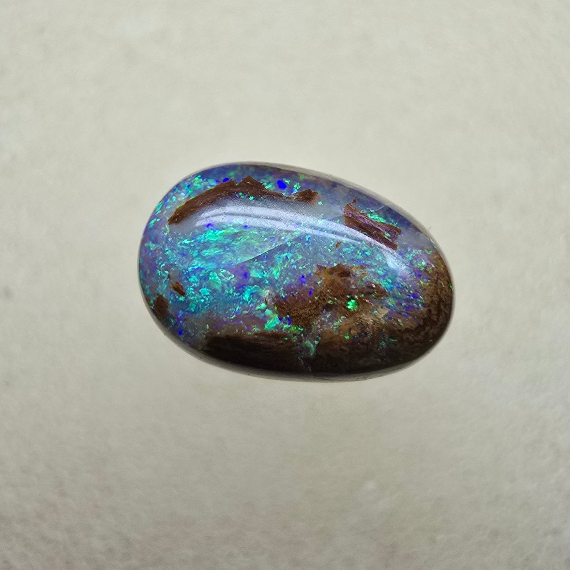 A815 - Oval cut green picture stone.