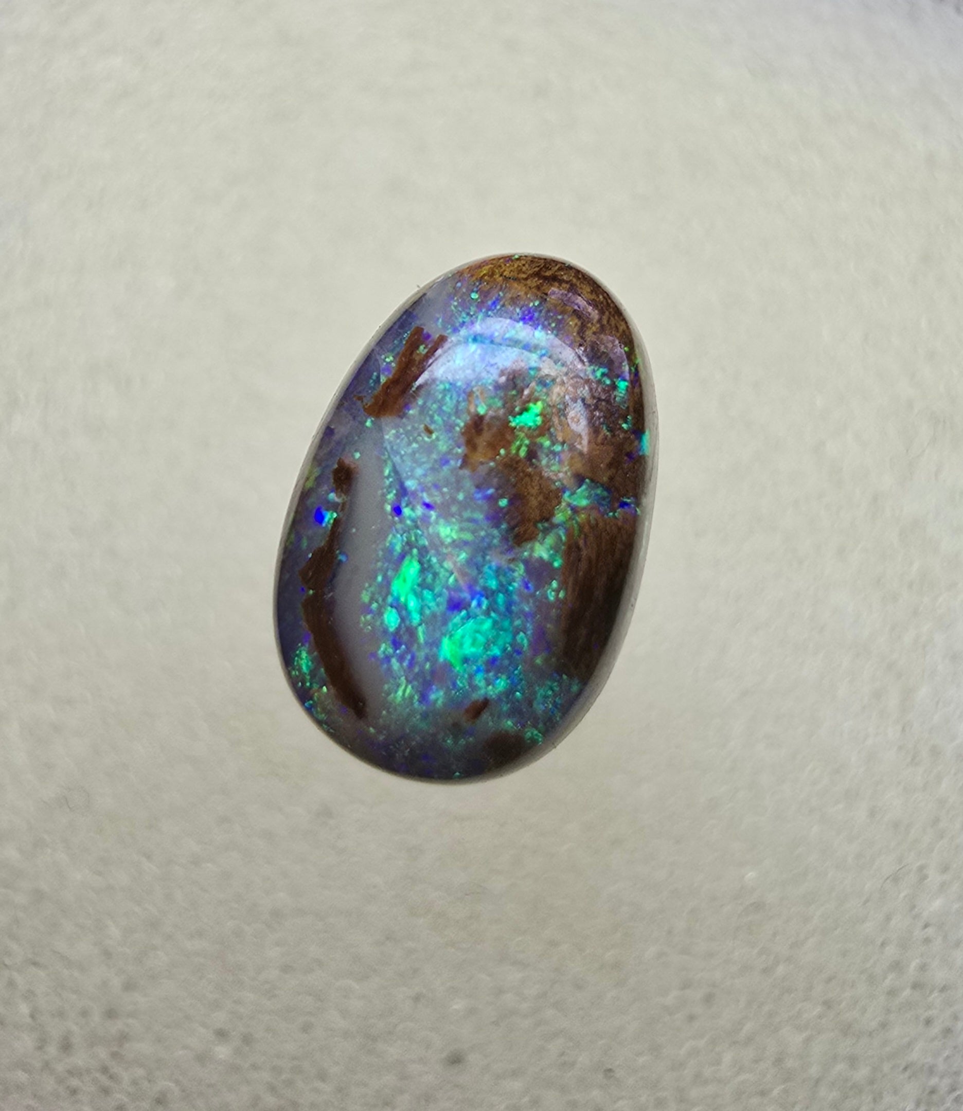 A815 - Oval cut green picture stone.