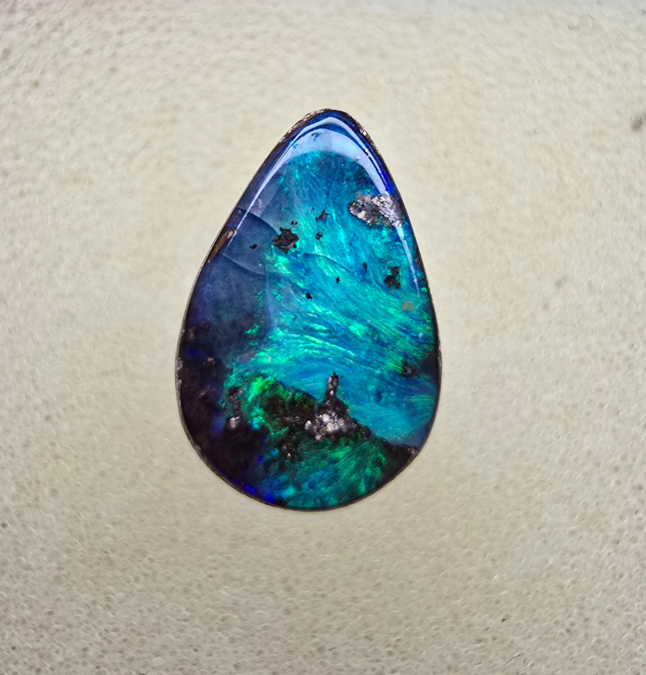 A819 - Drop cut blue green beauty