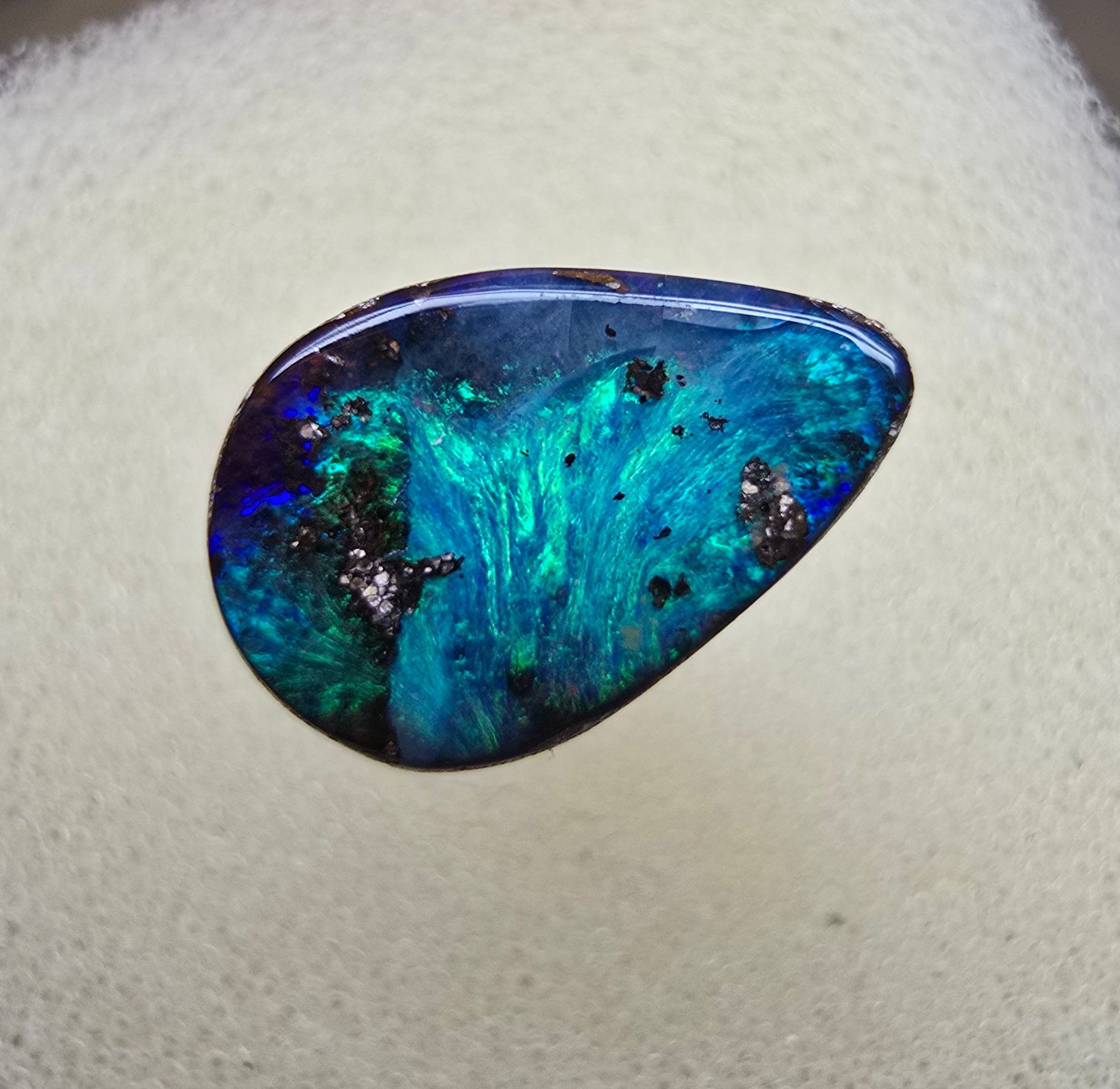 A819 - Drop cut blue green beauty