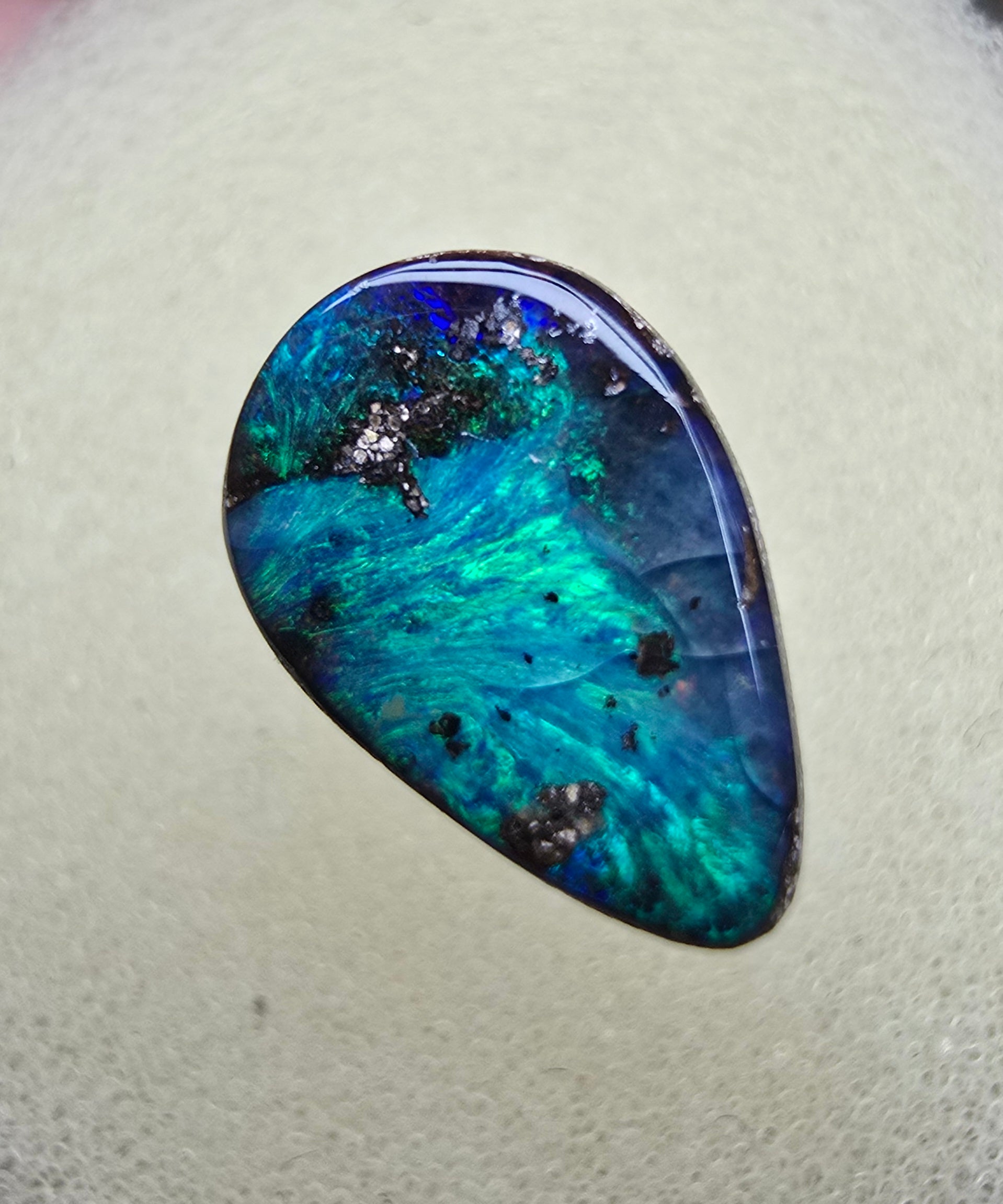 A819 - Drop cut blue green beauty