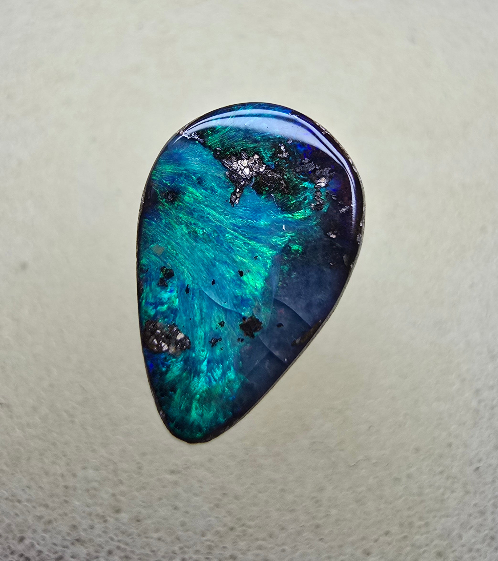 A819 - Drop cut blue green beauty