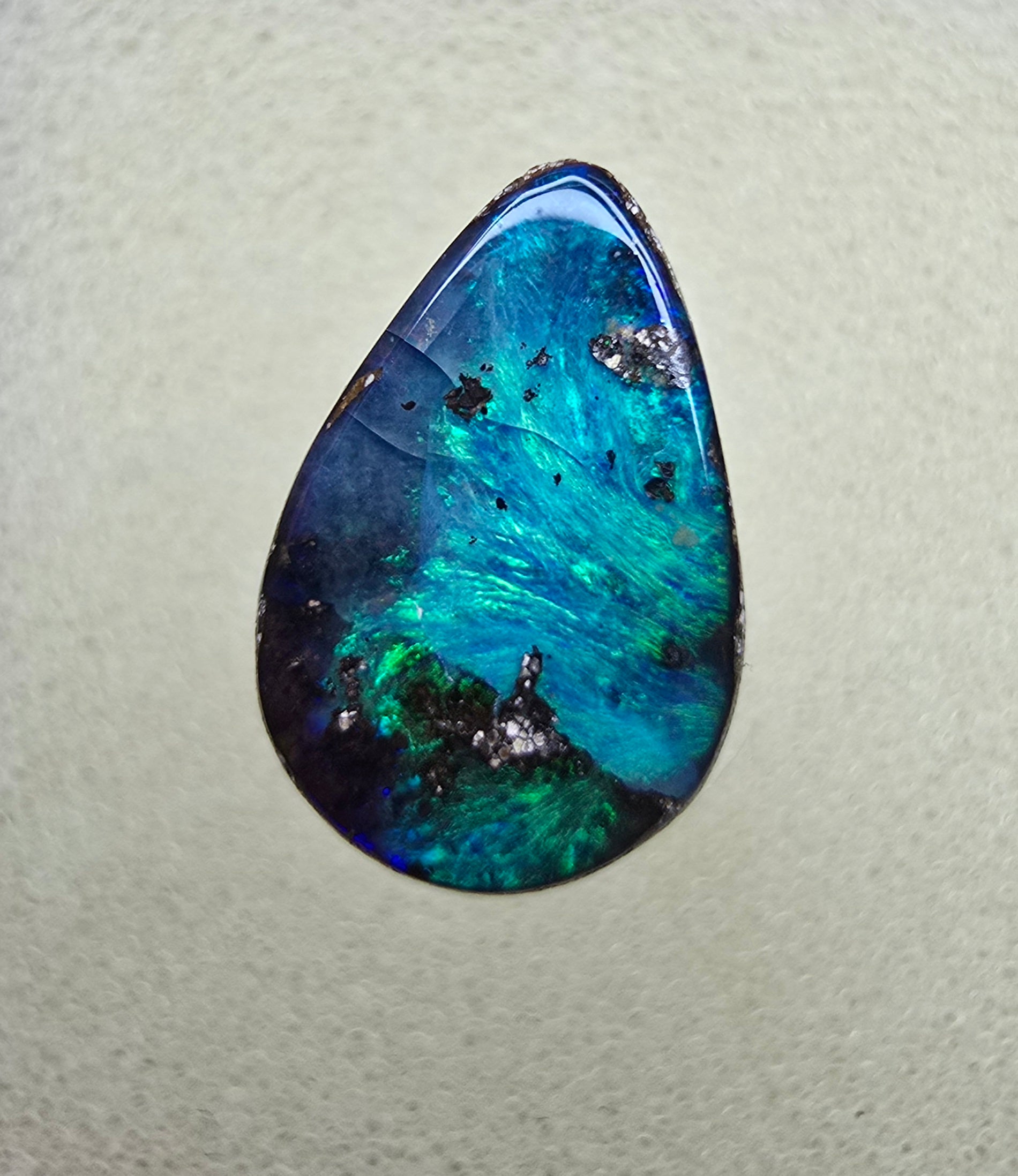 A819 - Drop cut blue green beauty