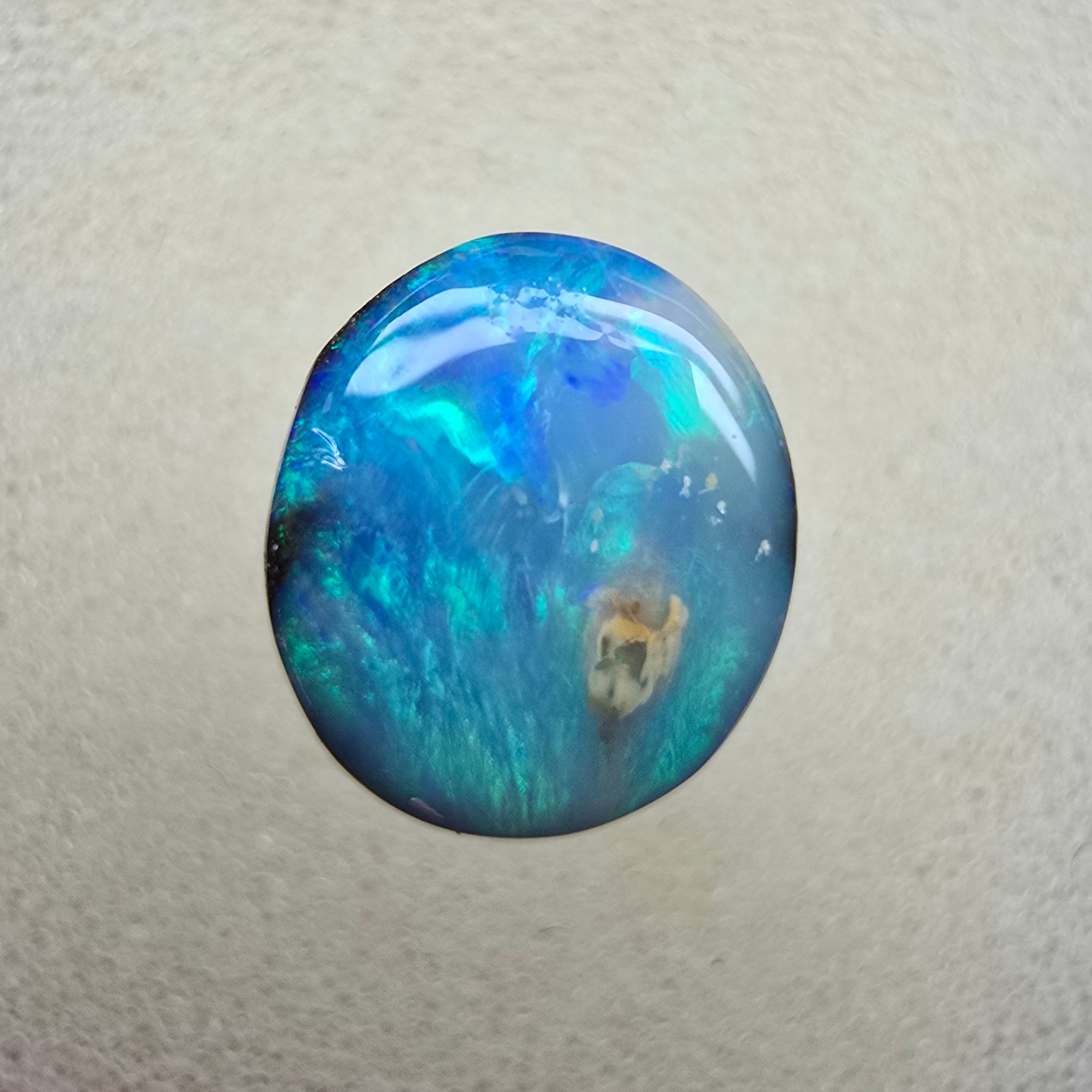 A821 - Bold round cut boulder opal