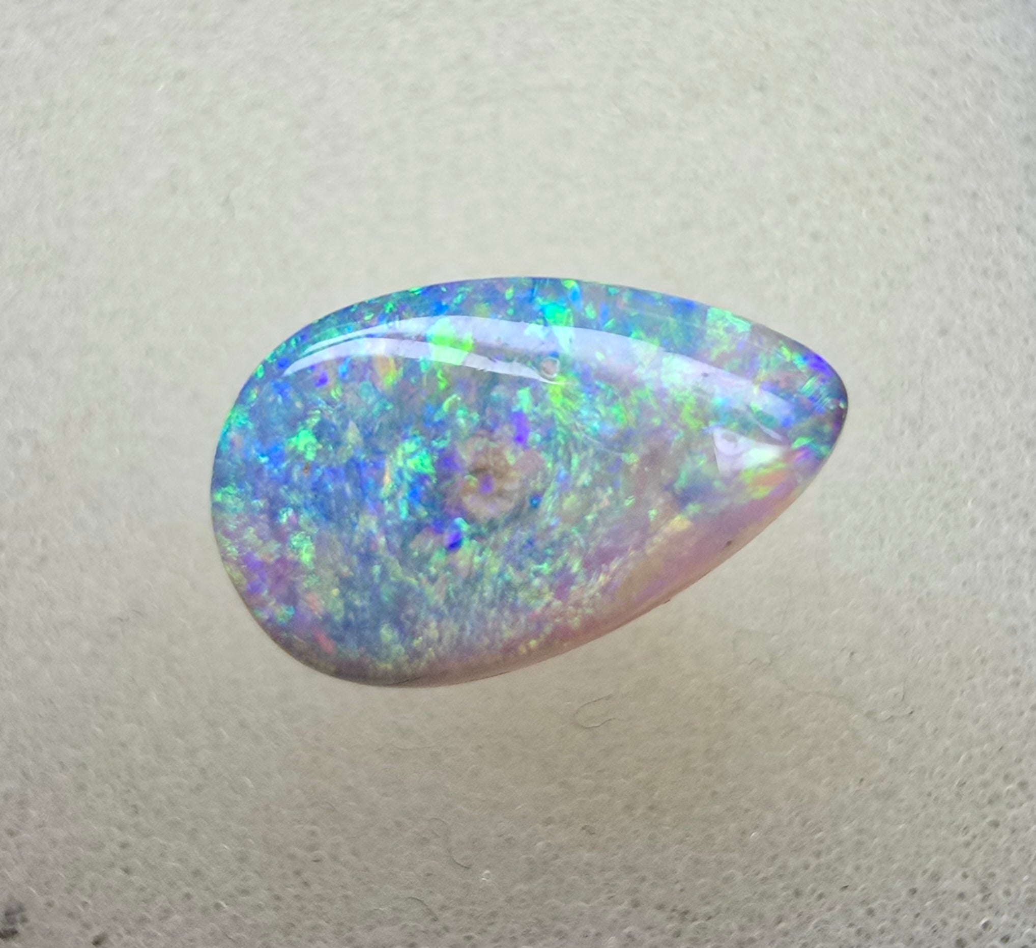 A823 - Glittering crop cut pipe opal