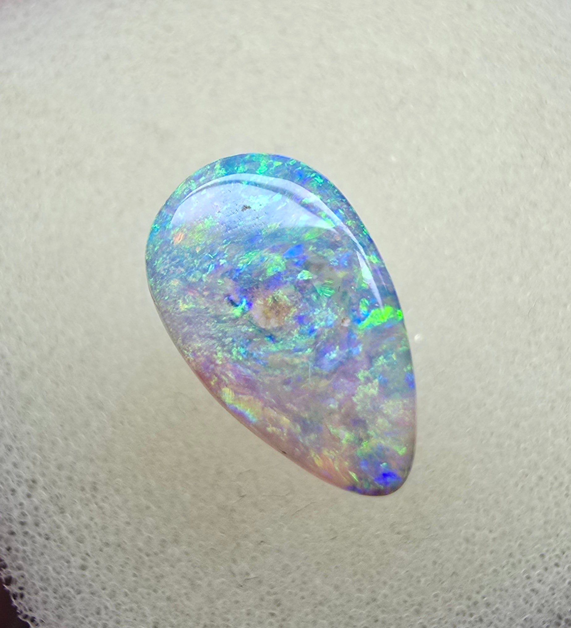 A823 - Glittering crop cut pipe opal