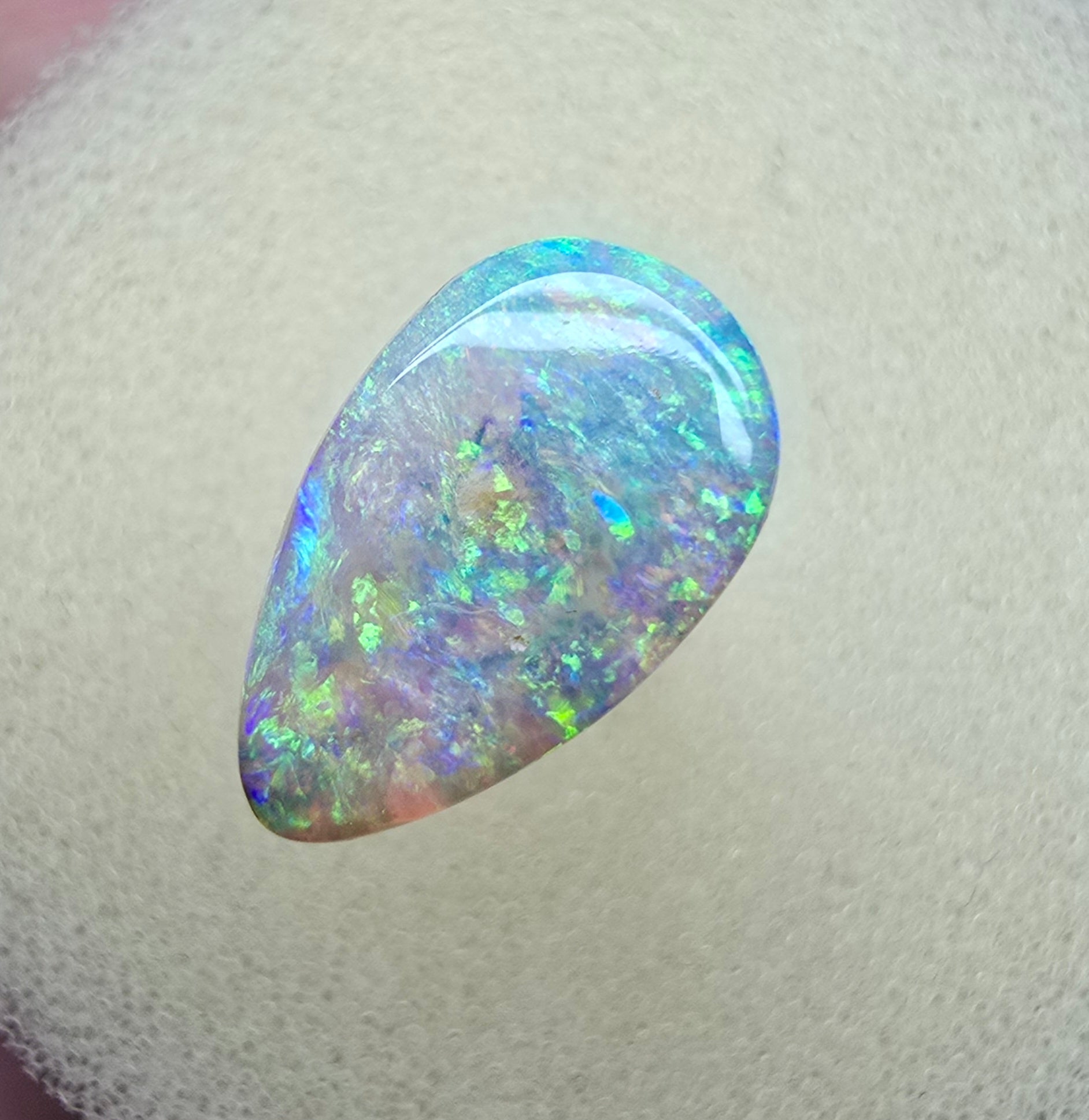 A823 - Glittering crop cut pipe opal